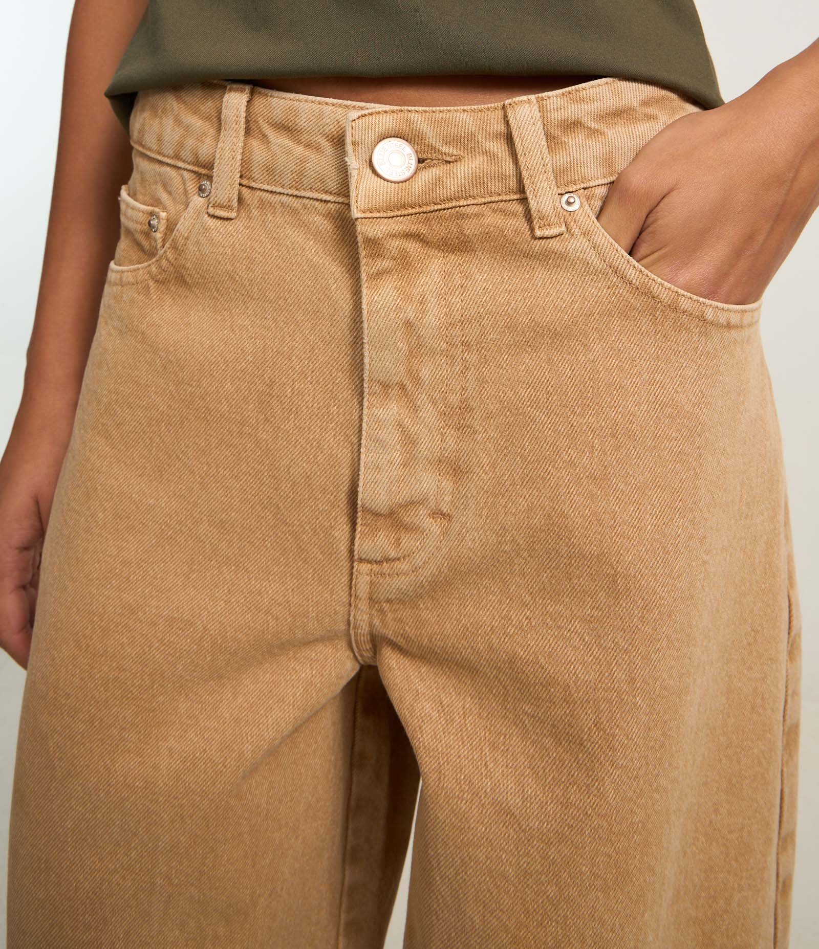 Calça Baggy em Sarja com Bolsos Bege 4