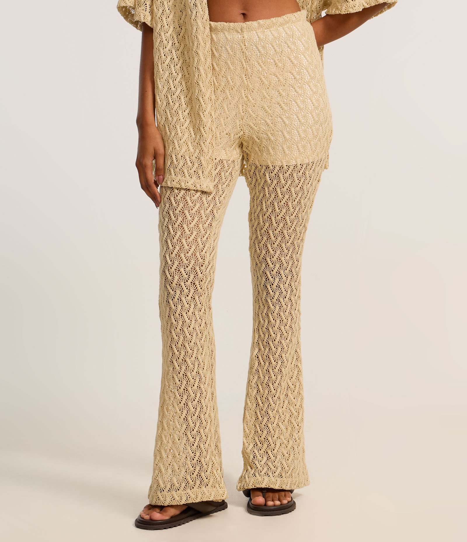 Calça Reta em Renda com Ponto Aberto Amarelo 3