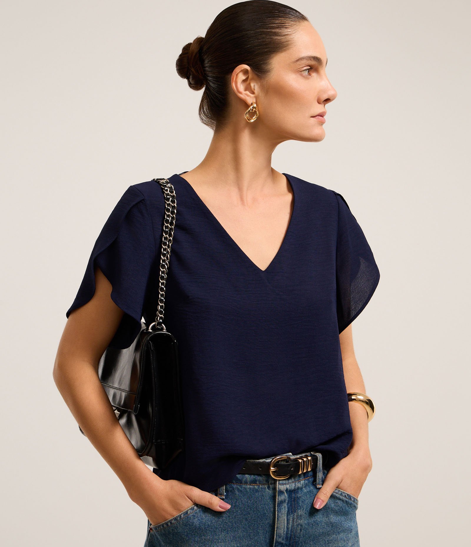 Blusa em Airflow com Manga Tulipa e Decote V Azul Marinho 1