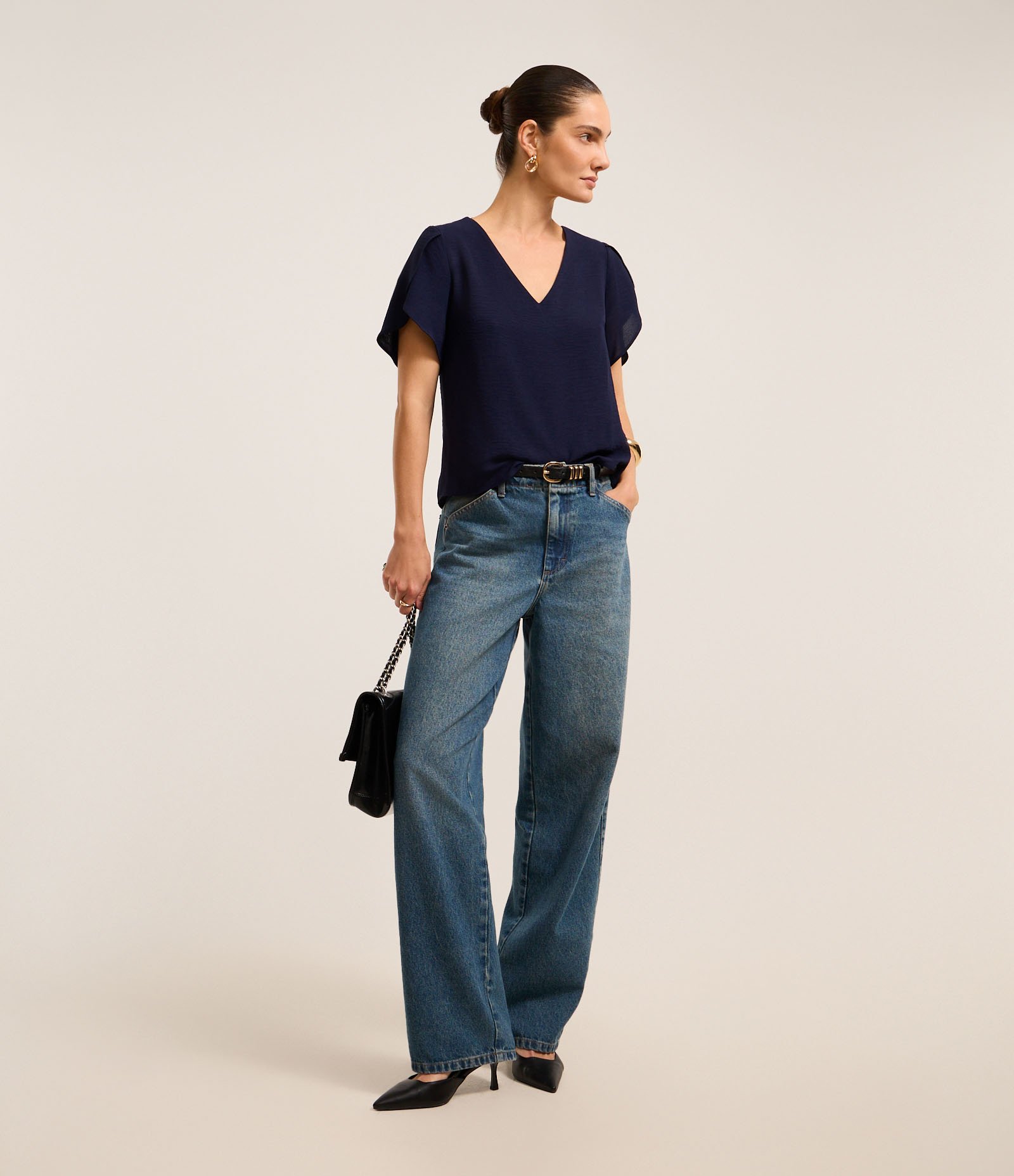 Blusa em Airflow com Manga Tulipa e Decote V Azul Marinho 2