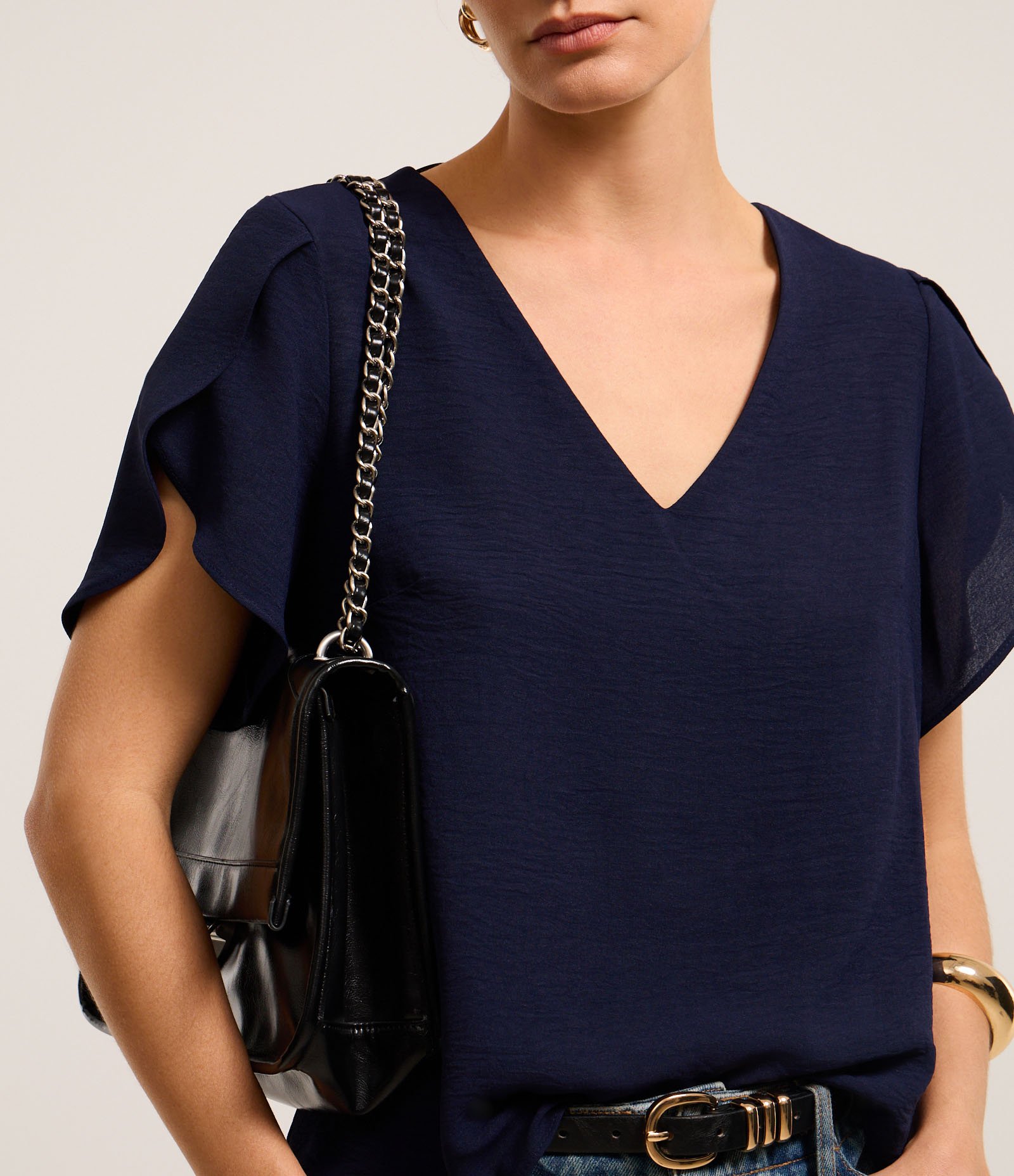 Blusa em Airflow com Manga Tulipa e Decote V Azul Marinho 3