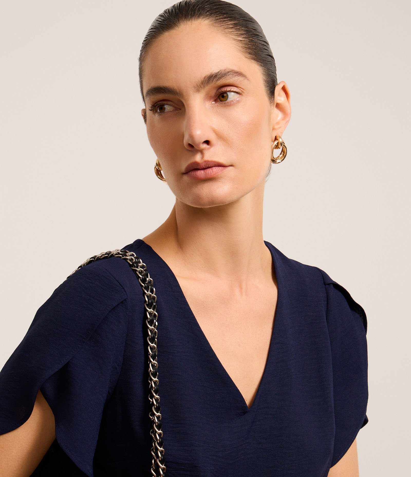 Blusa em Airflow com Manga Tulipa e Decote V Azul Marinho 4