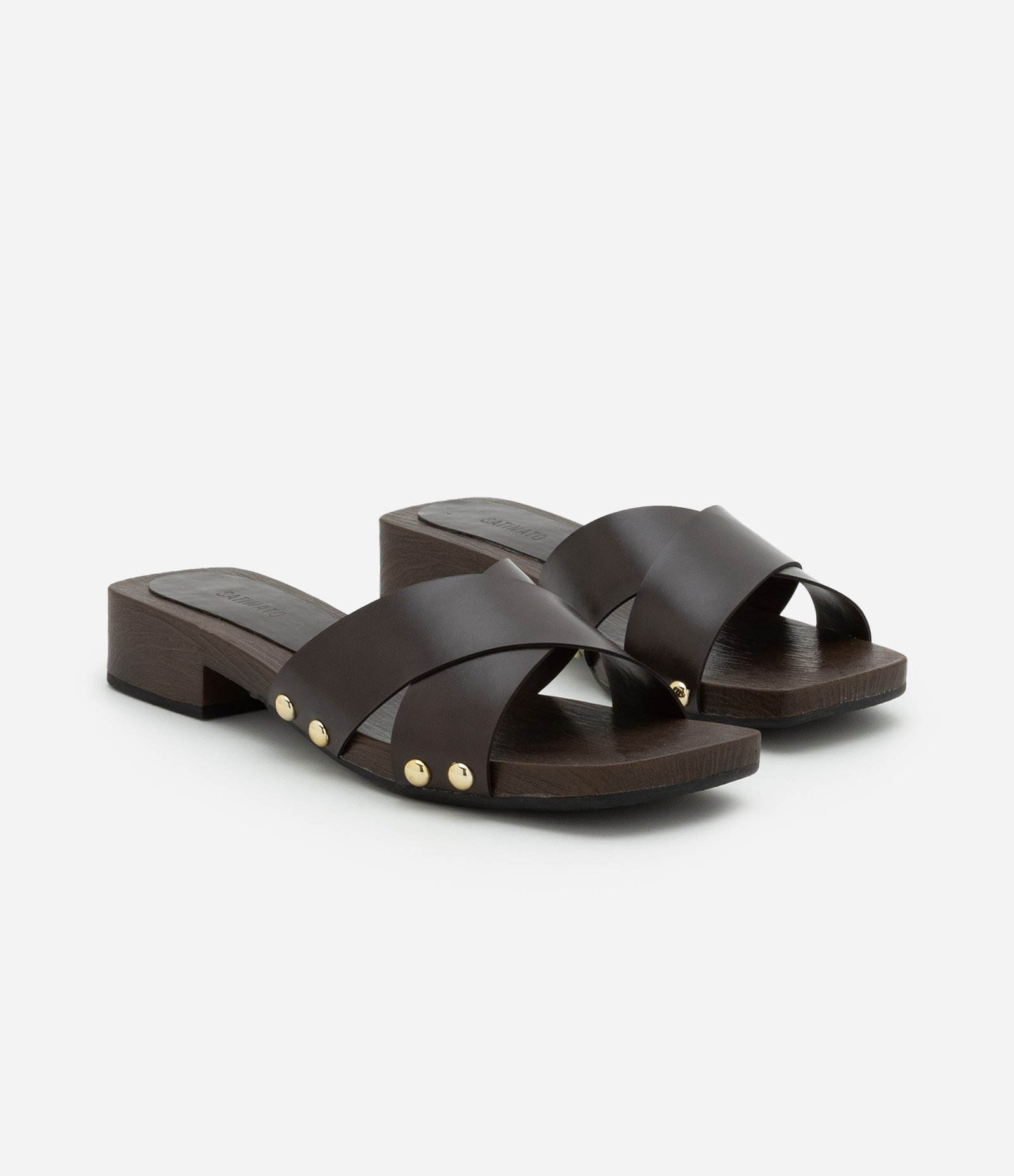 Sandália Mule com Efeito Madeira e Tiras Largas Cruzadas com Tachinhas Marrom 2