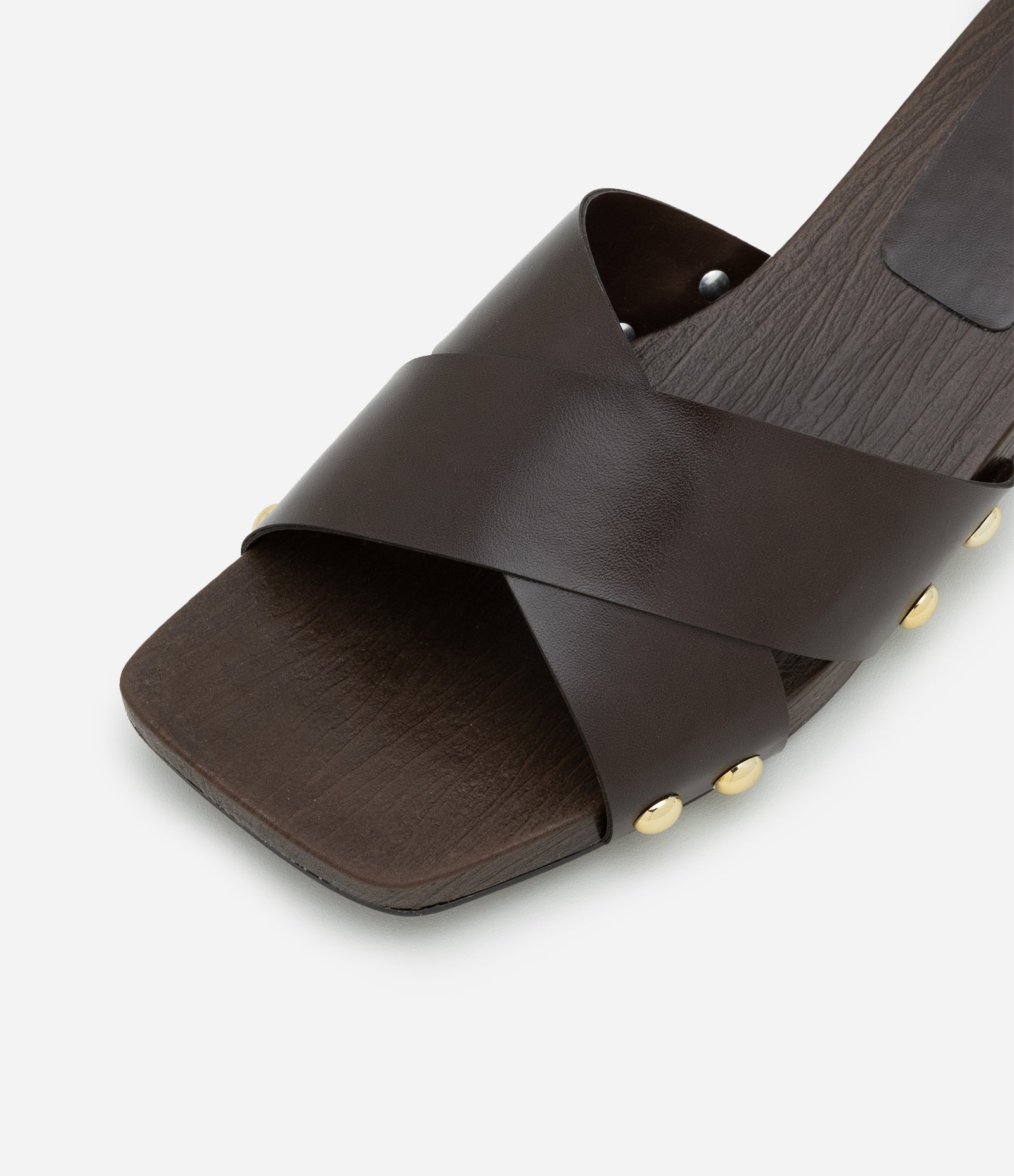 Sandália Mule com Efeito Madeira e Tiras Largas Cruzadas com Tachinhas Marrom 3