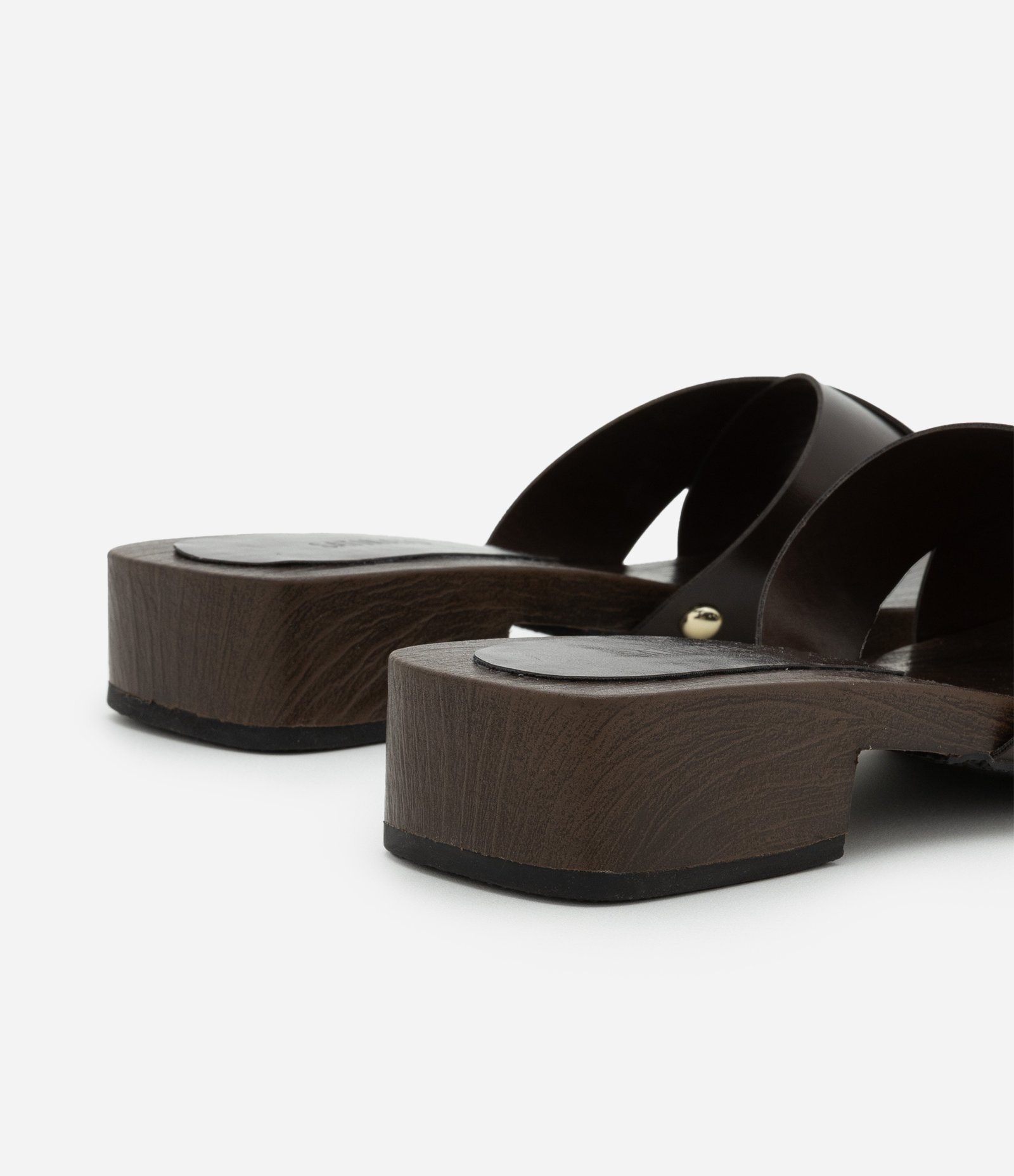 Sandália Mule com Efeito Madeira e Tiras Largas Cruzadas com Tachinhas Marrom 5