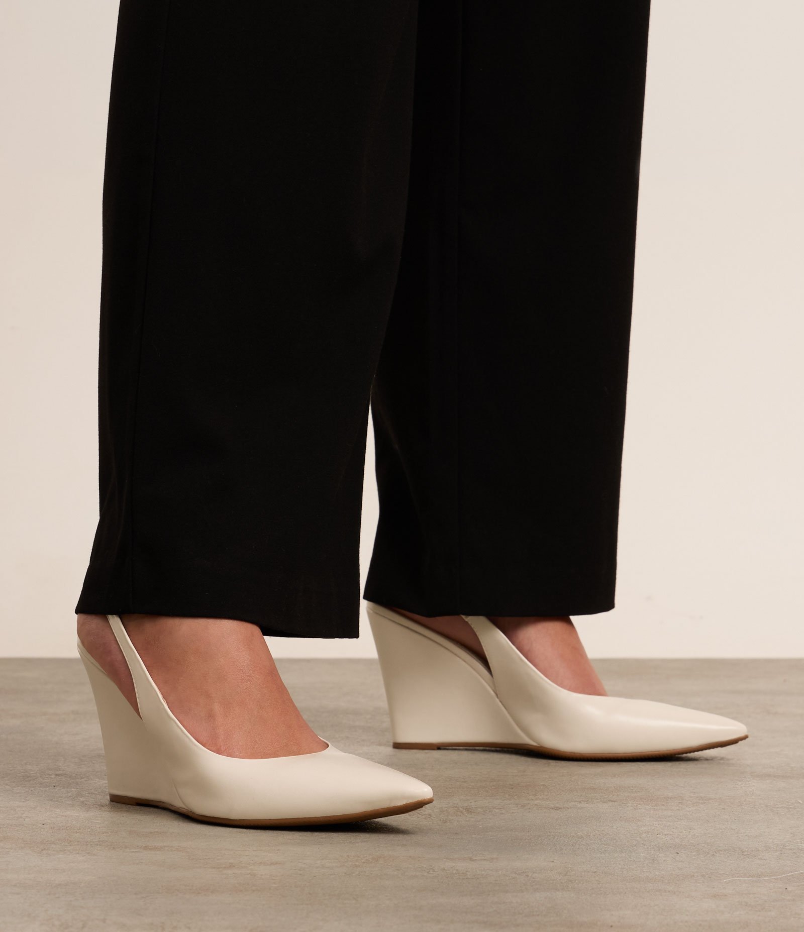 Sapato Scarpin Anabela com Tira Elástica Off White 2