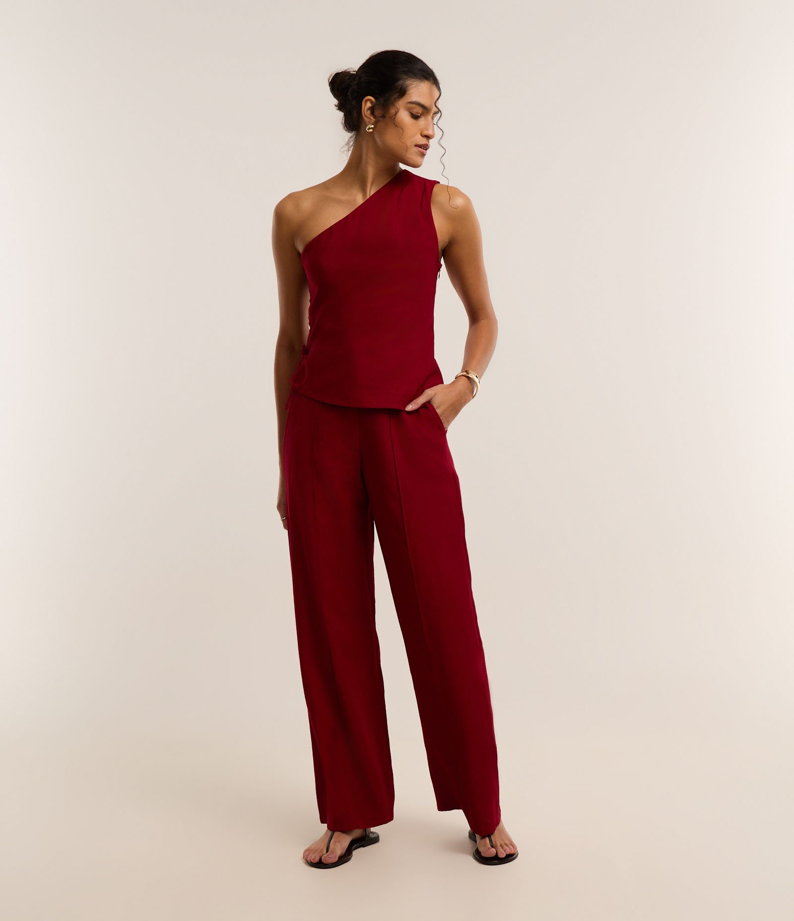 Calça Pantalona Alfaiatada com Frisos Frontais e Bolsos Bordô 1