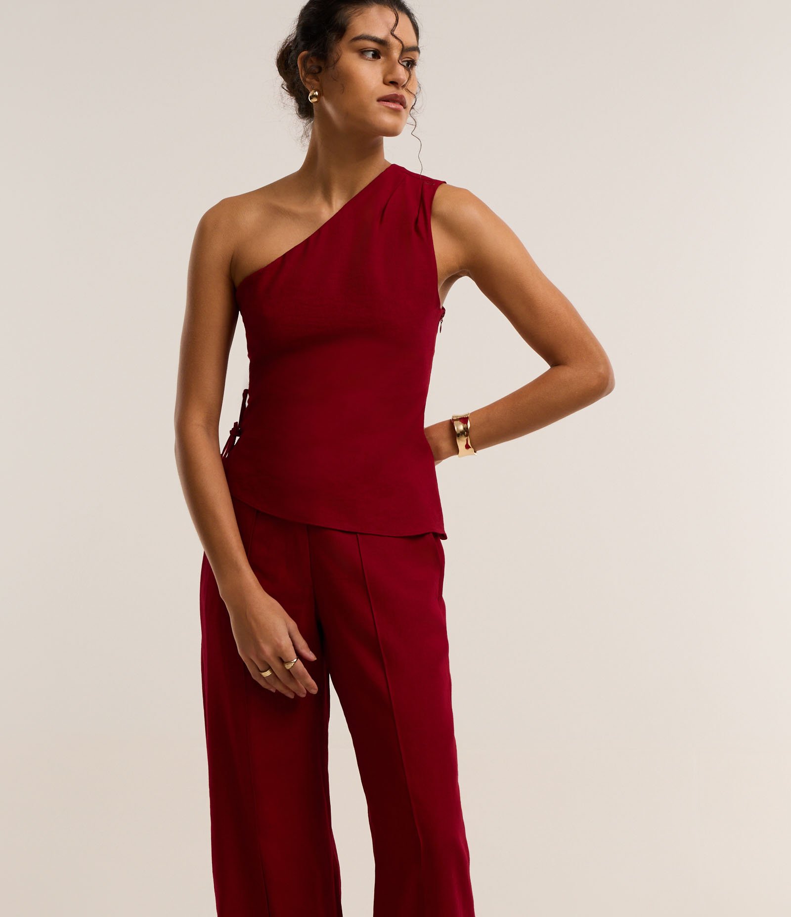 Calça Pantalona Alfaiatada com Frisos Frontais e Bolsos Bordô 2