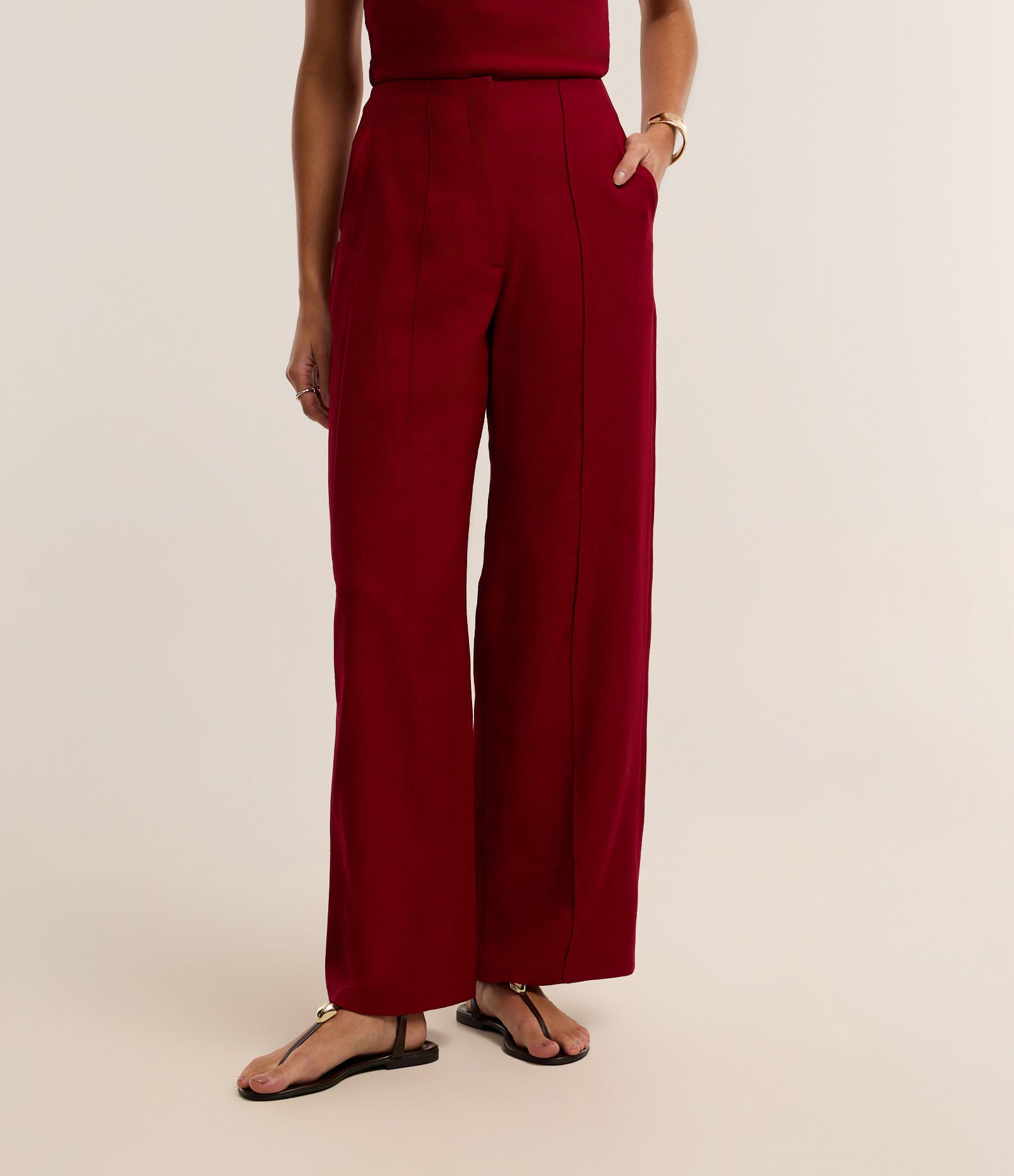 Calça Pantalona Alfaiatada com Frisos Frontais e Bolsos Bordô 3