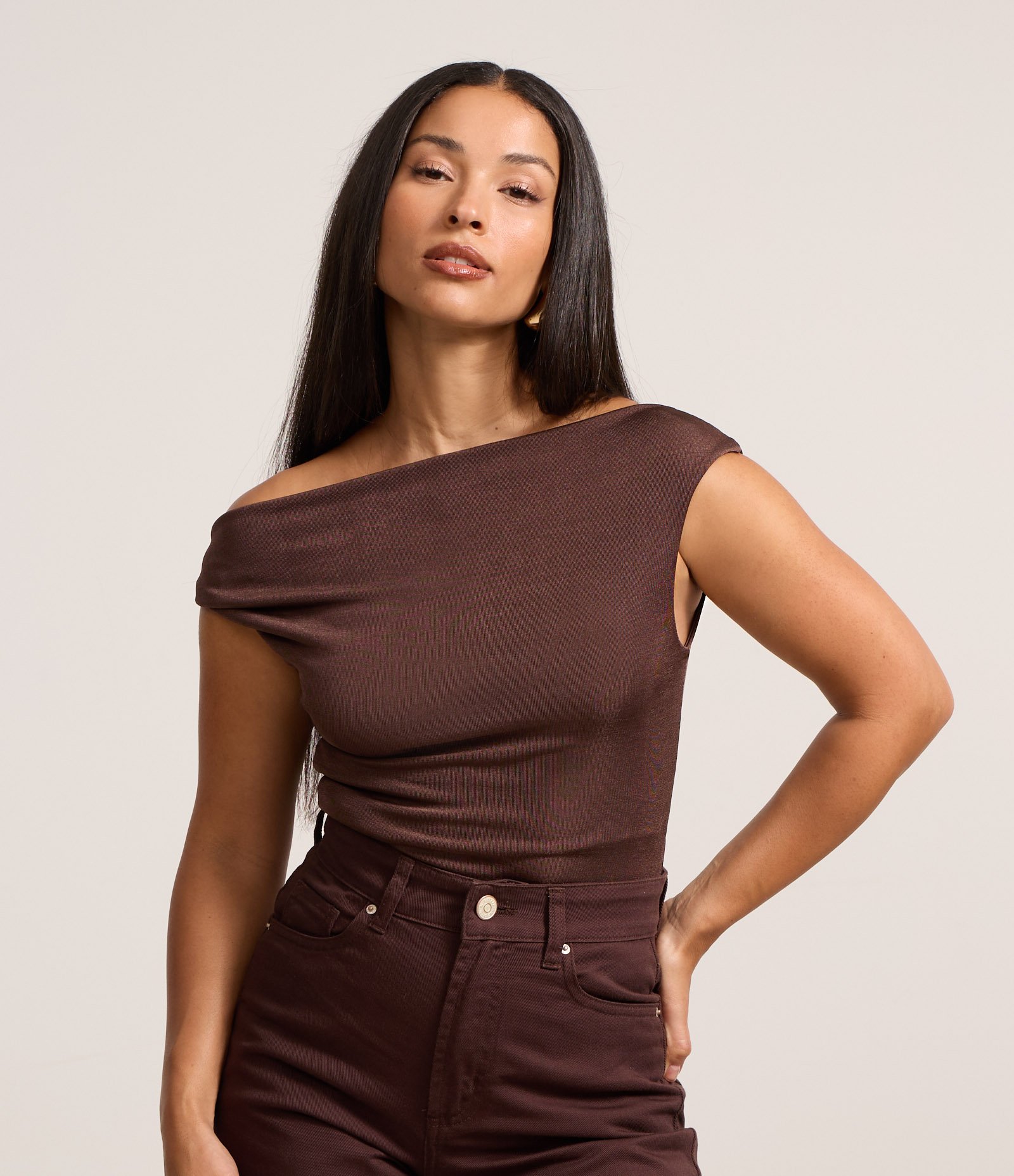 Body com Decote Canoa e Alça Larga Marrom 1