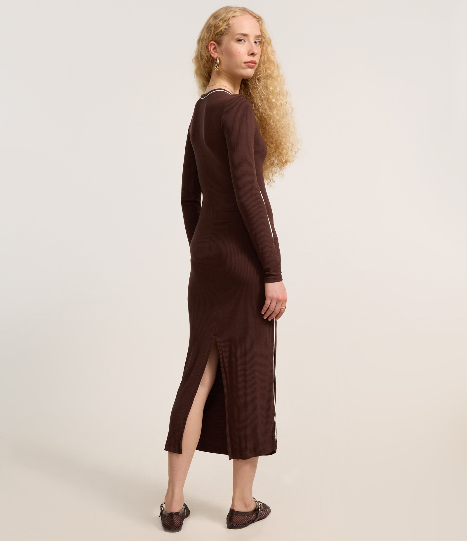 Vestido Long Midi em Ribana com Friso Contrastante Marrom 4