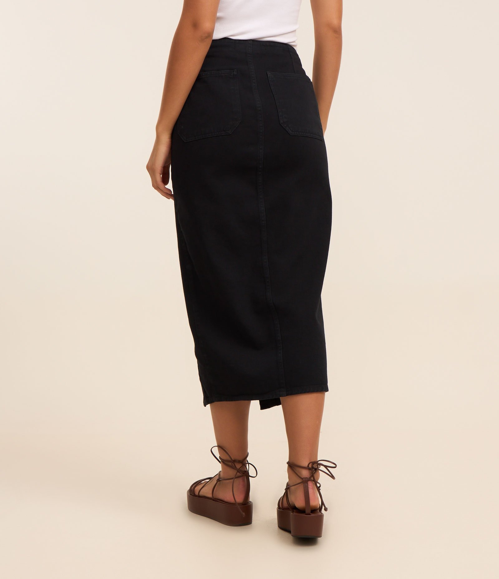 Saia Midi Jeans com Fechamento Deslocado e Fenda Lateral Preto 3