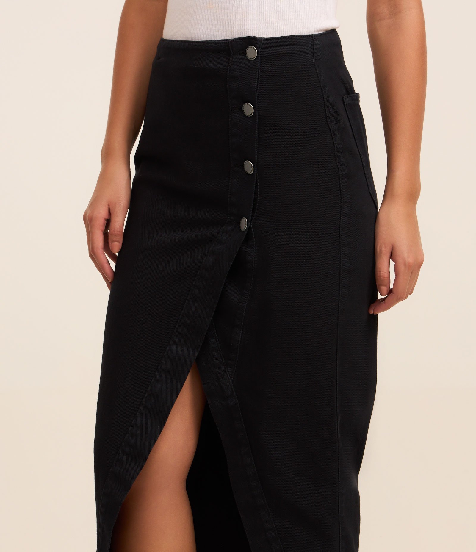 Saia Midi Jeans com Fechamento Deslocado e Fenda Lateral Preto 4