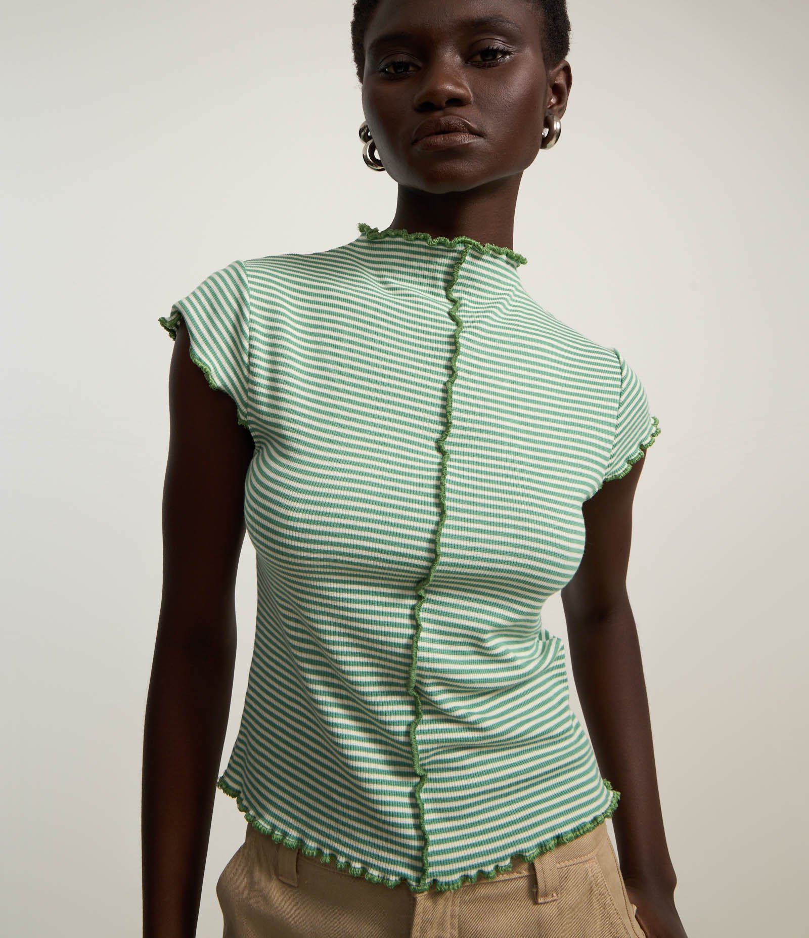 Blusa em Ribana com Gola Alta e Frufru na Barra Verde 1