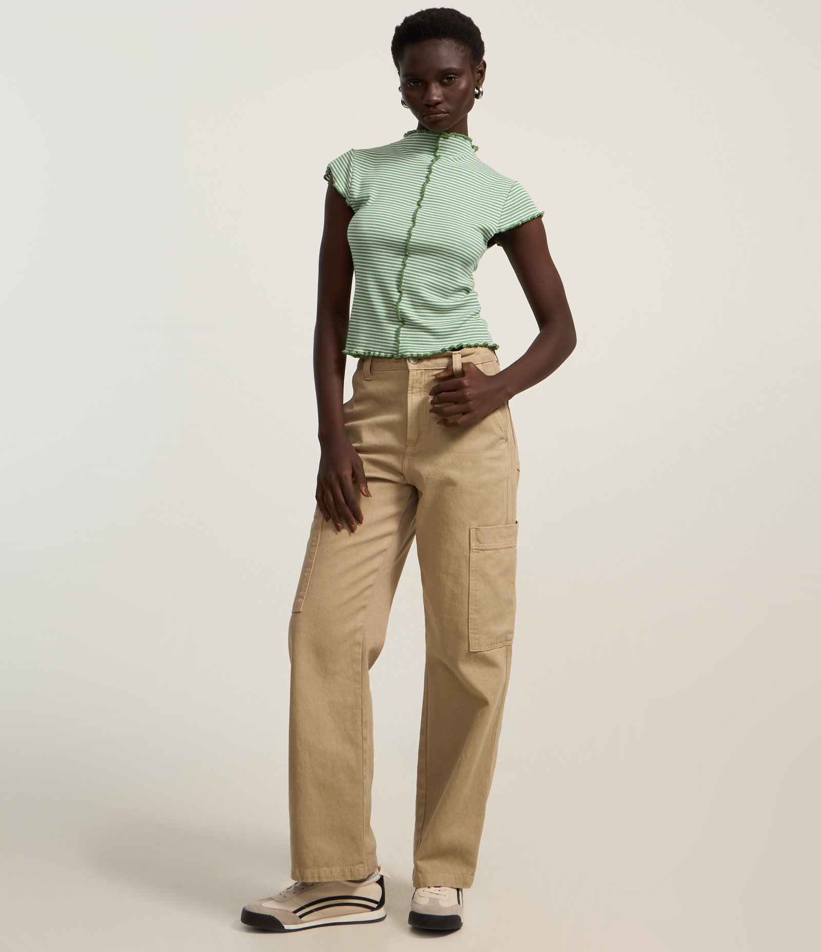 Blusa em Ribana com Gola Alta e Frufru na Barra Verde 2