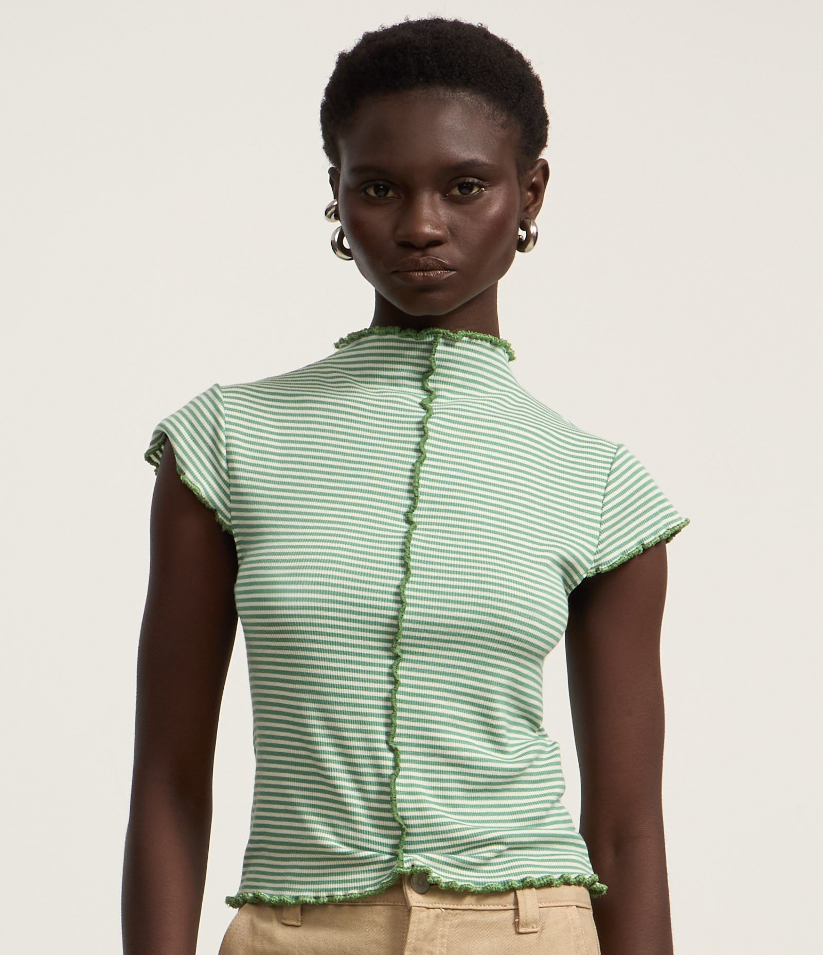 Blusa em Ribana com Gola Alta e Frufru na Barra Verde 3