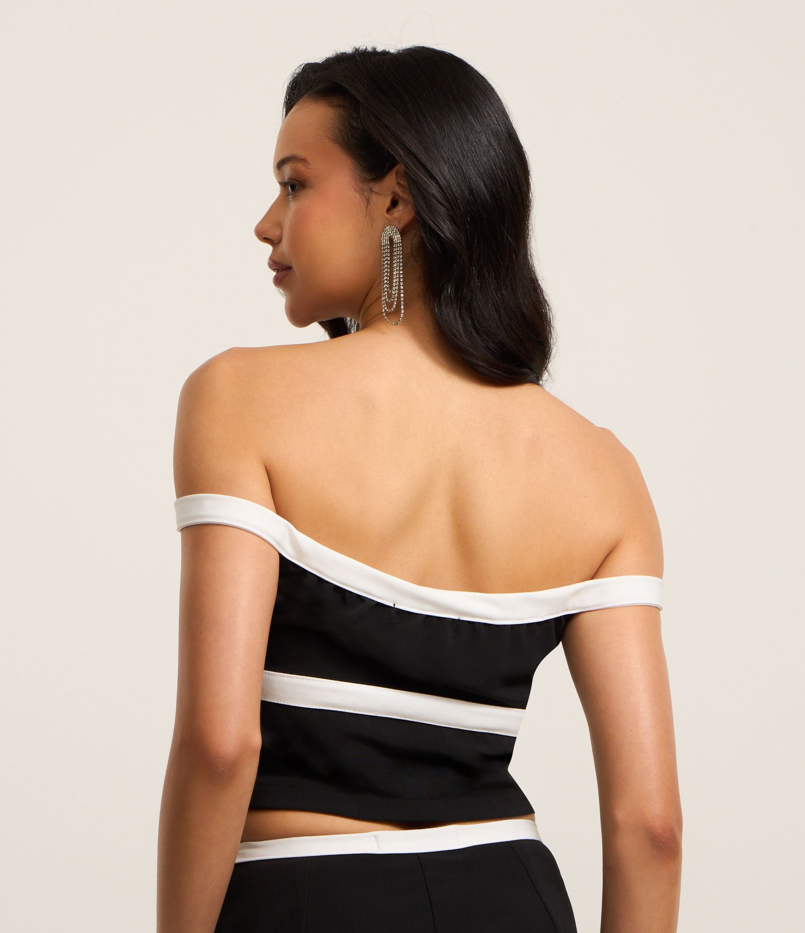 Blusa Alfaiatada Ombro a Ombro com Laços e Tiras Contrastantes Preto 3