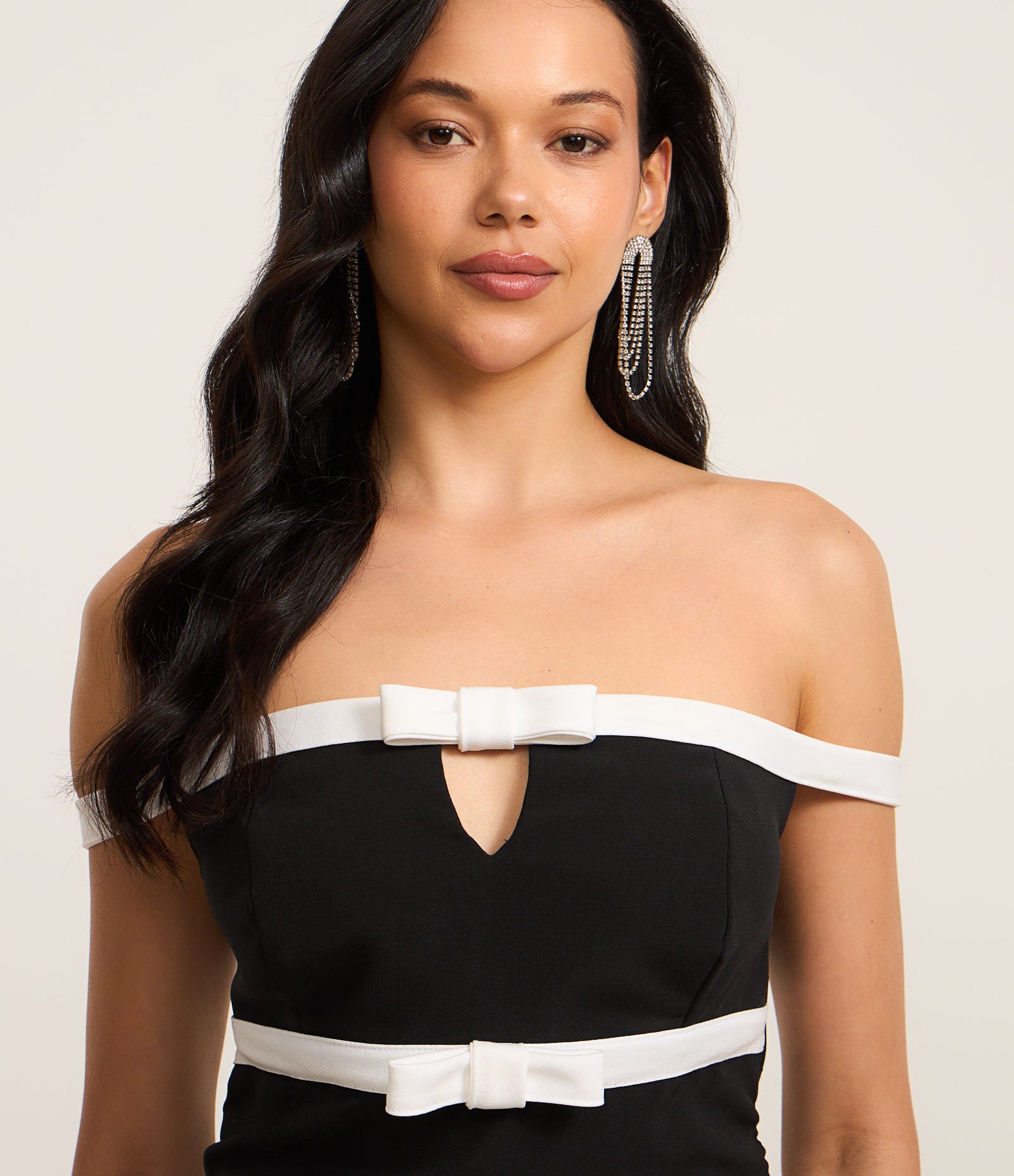 Blusa Alfaiatada Ombro a Ombro com Laços e Tiras Contrastantes Preto 4