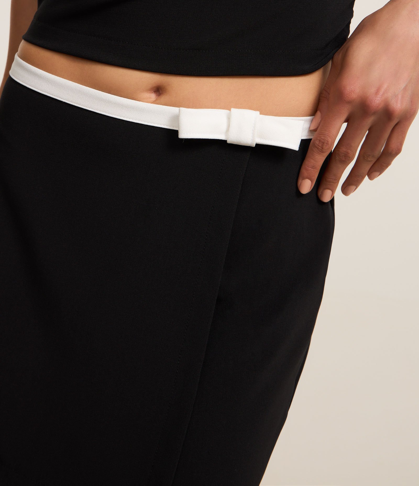 Saia Curta Alfaiatada com Tira Contrastante e Laço Preto 4