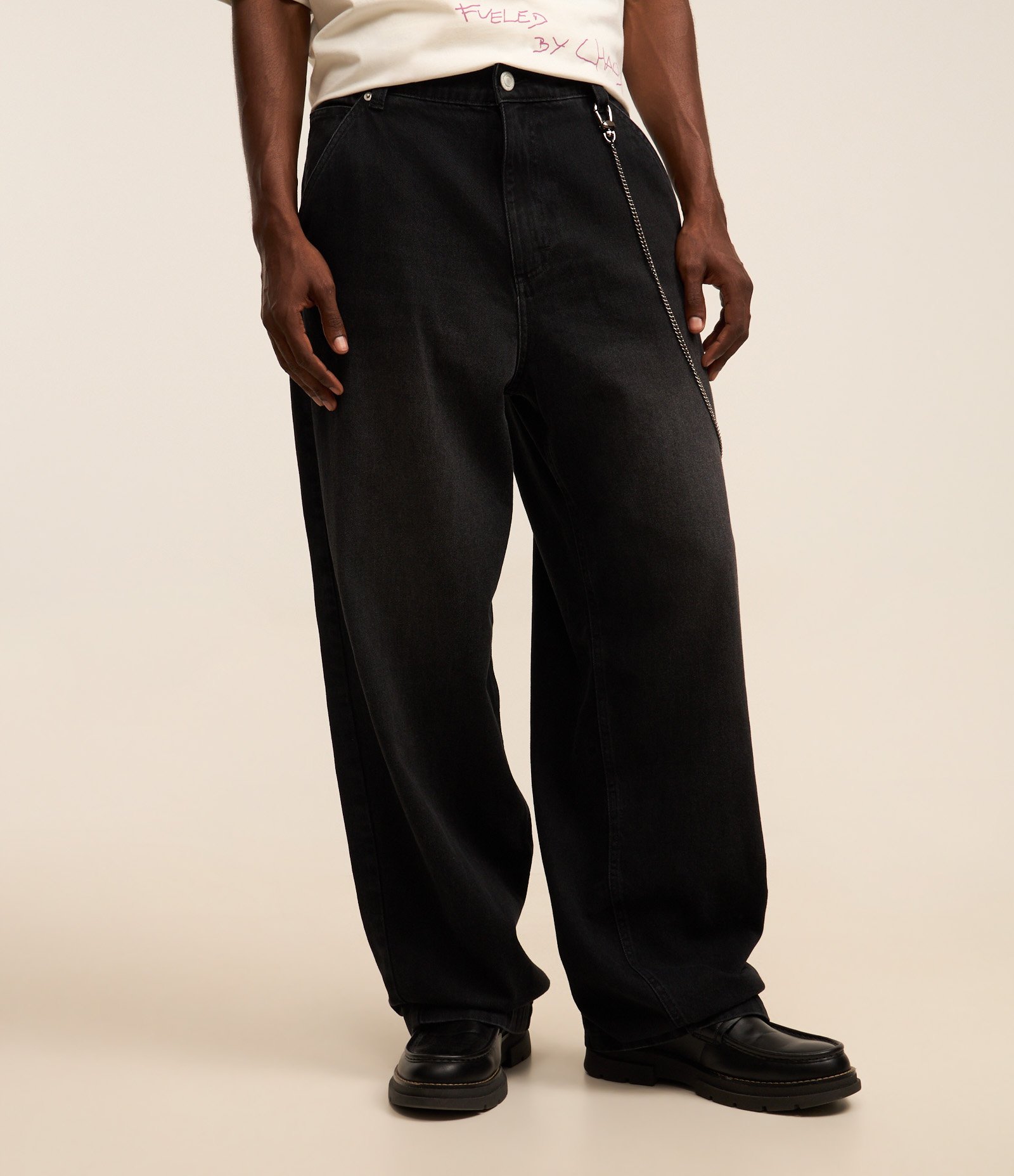 Calça Super Baggy em Jeans Marmorizado com Corrente no Bolso Preto 1