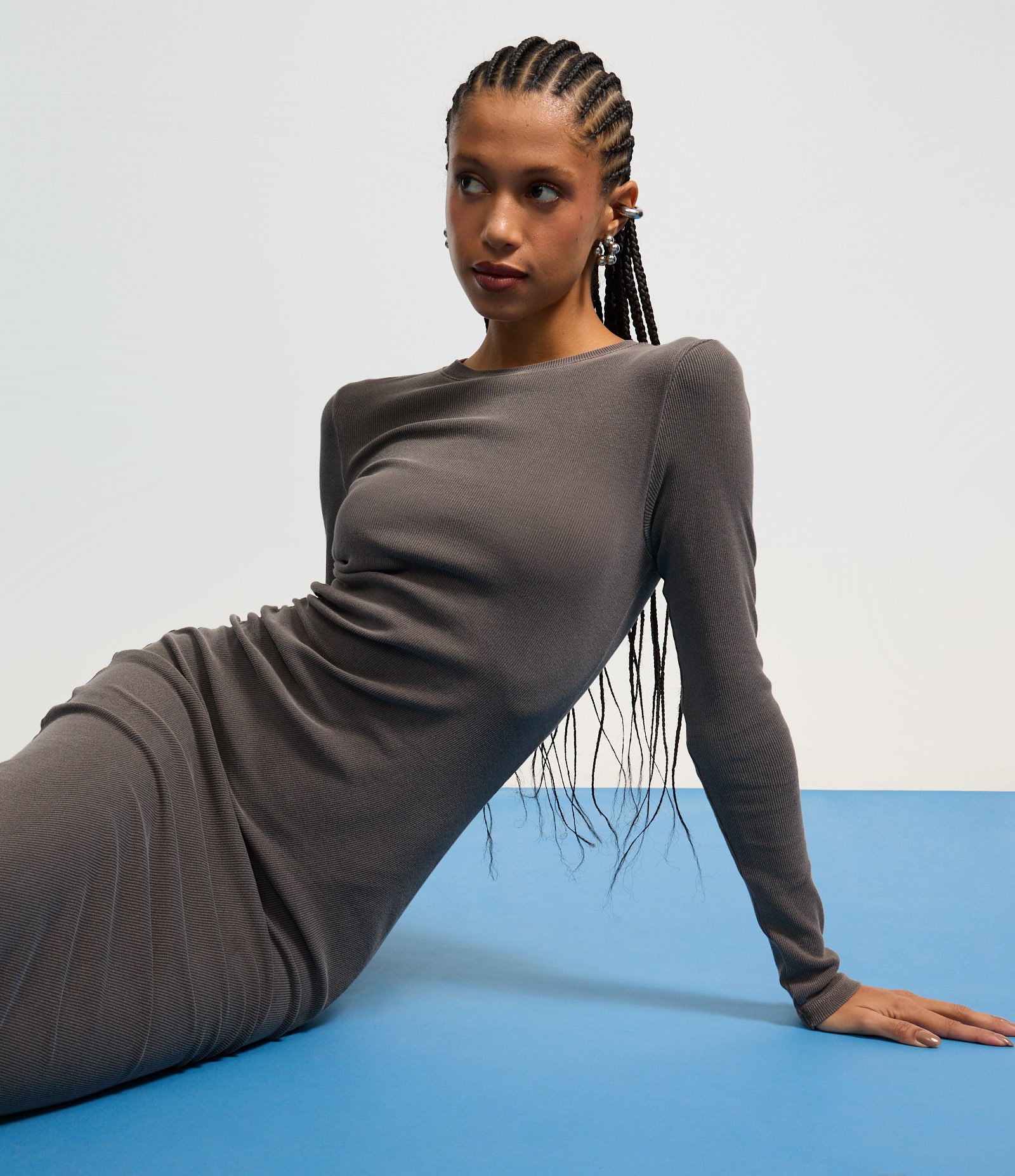 Vestido New Midi com Drapeado Lateral e Fenda na Barra Marrom Acinzentado 5