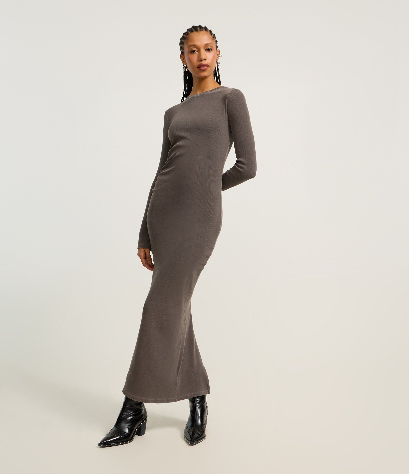 Vestido New Midi com Drapeado Lateral e Fenda na Barra Marrom Acinzentado 1