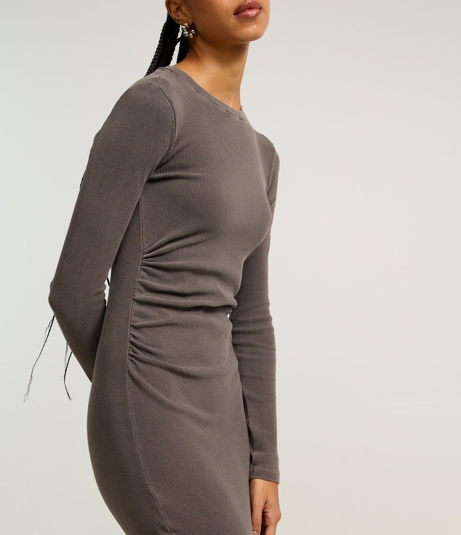 Vestido New Midi com Drapeado Lateral e Fenda na Barra Marrom Acinzentado 3