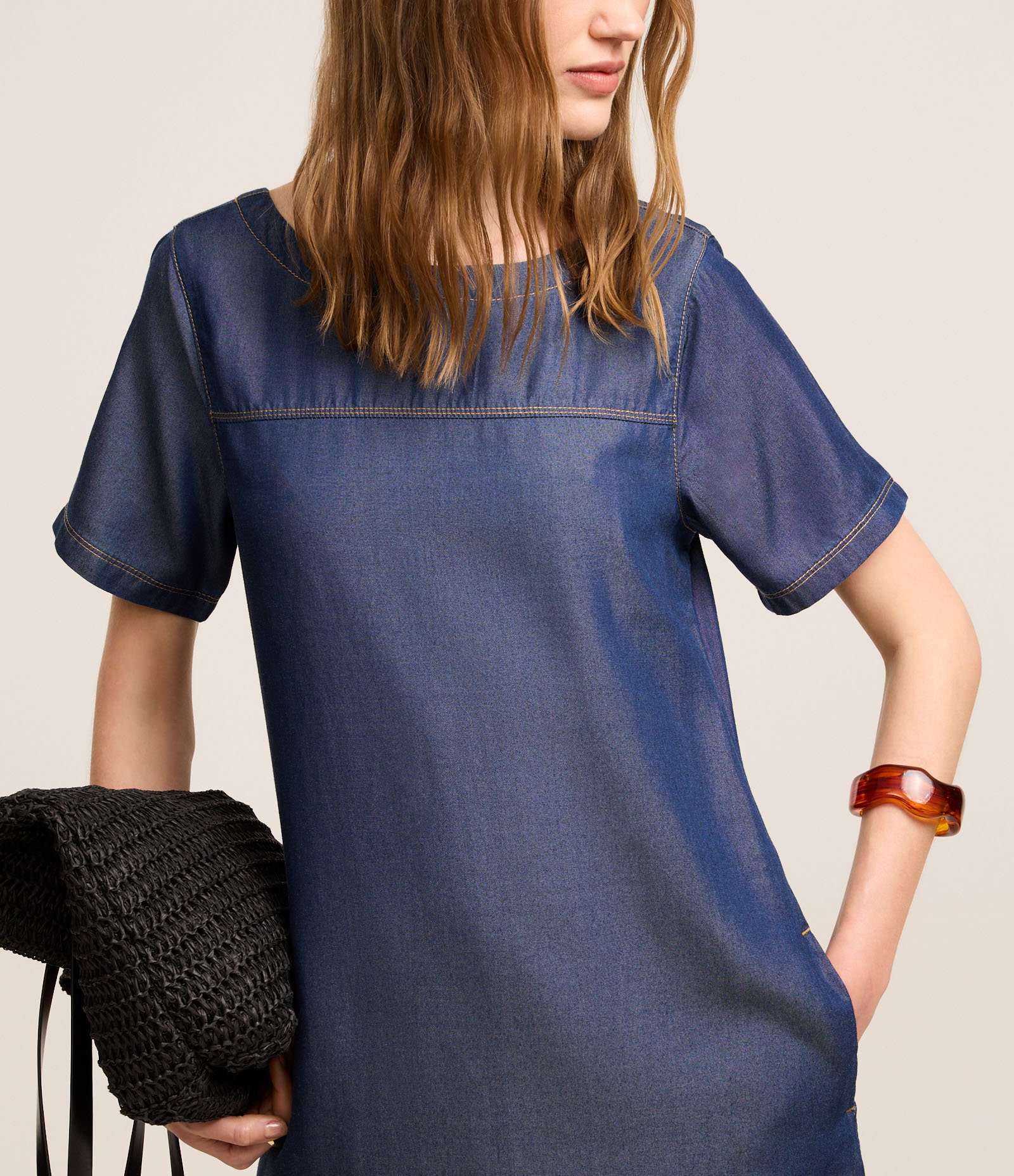 Vestido Curto em Liocel com Recortes Escuro 4