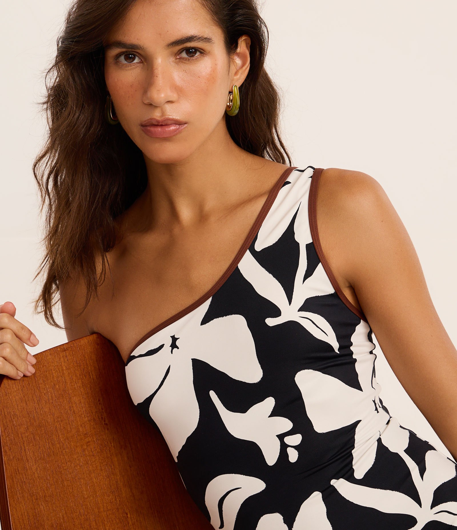 Maiô Ombro Só em Microfibra com Estampa Floral e Viés Constrastante Preto/Branco 2