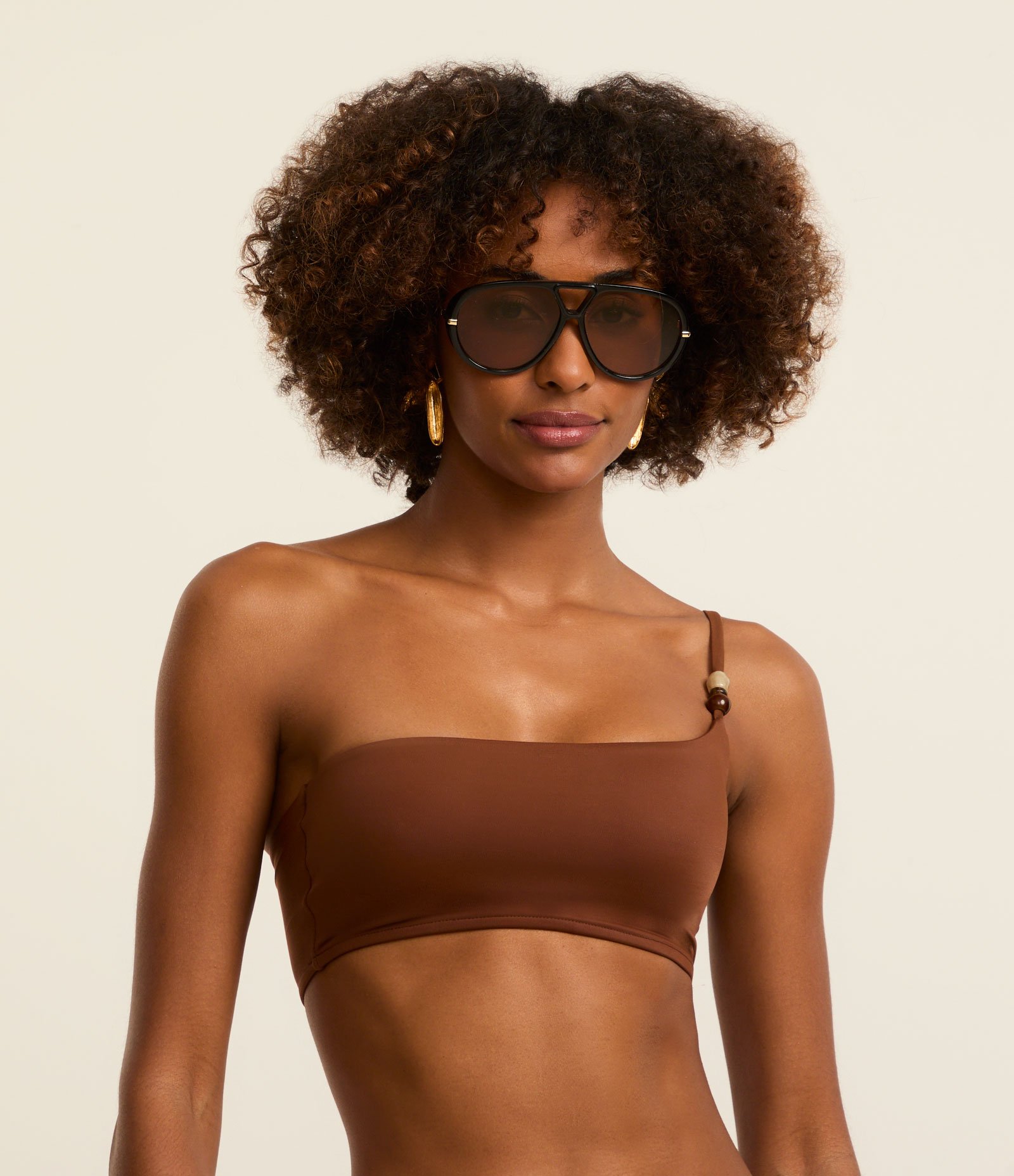 Biquíni Top Ombro Único Microfibra com Aviamento de Madeira Marrom 1