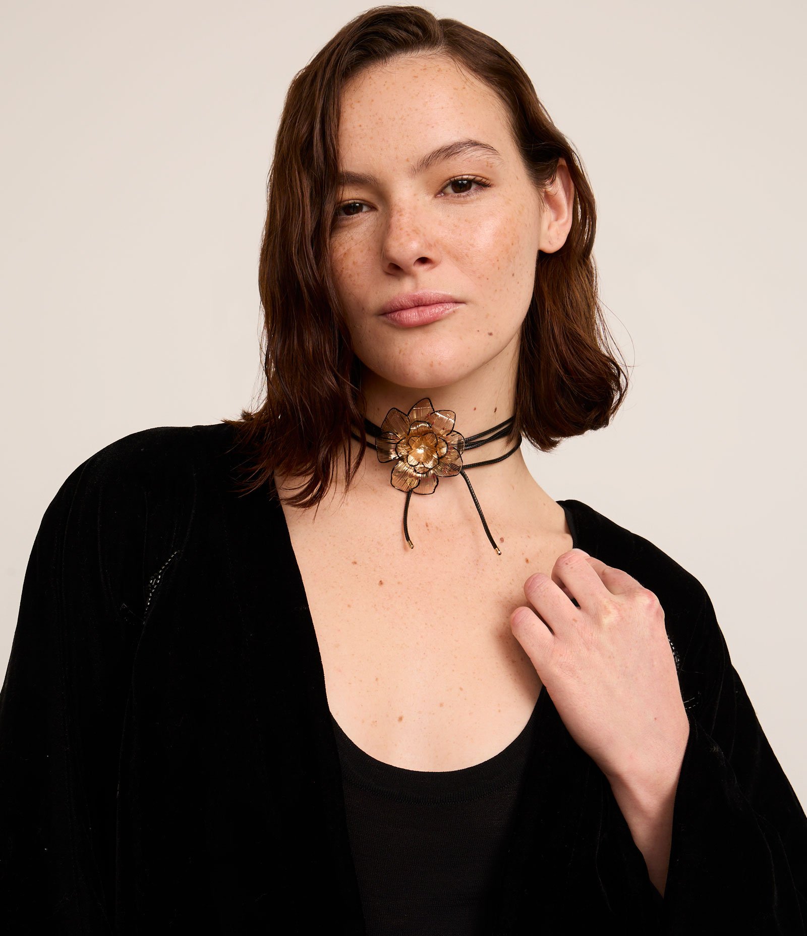 Colar Choker com Flor Aramada e Cordão Encerado Dourado 1