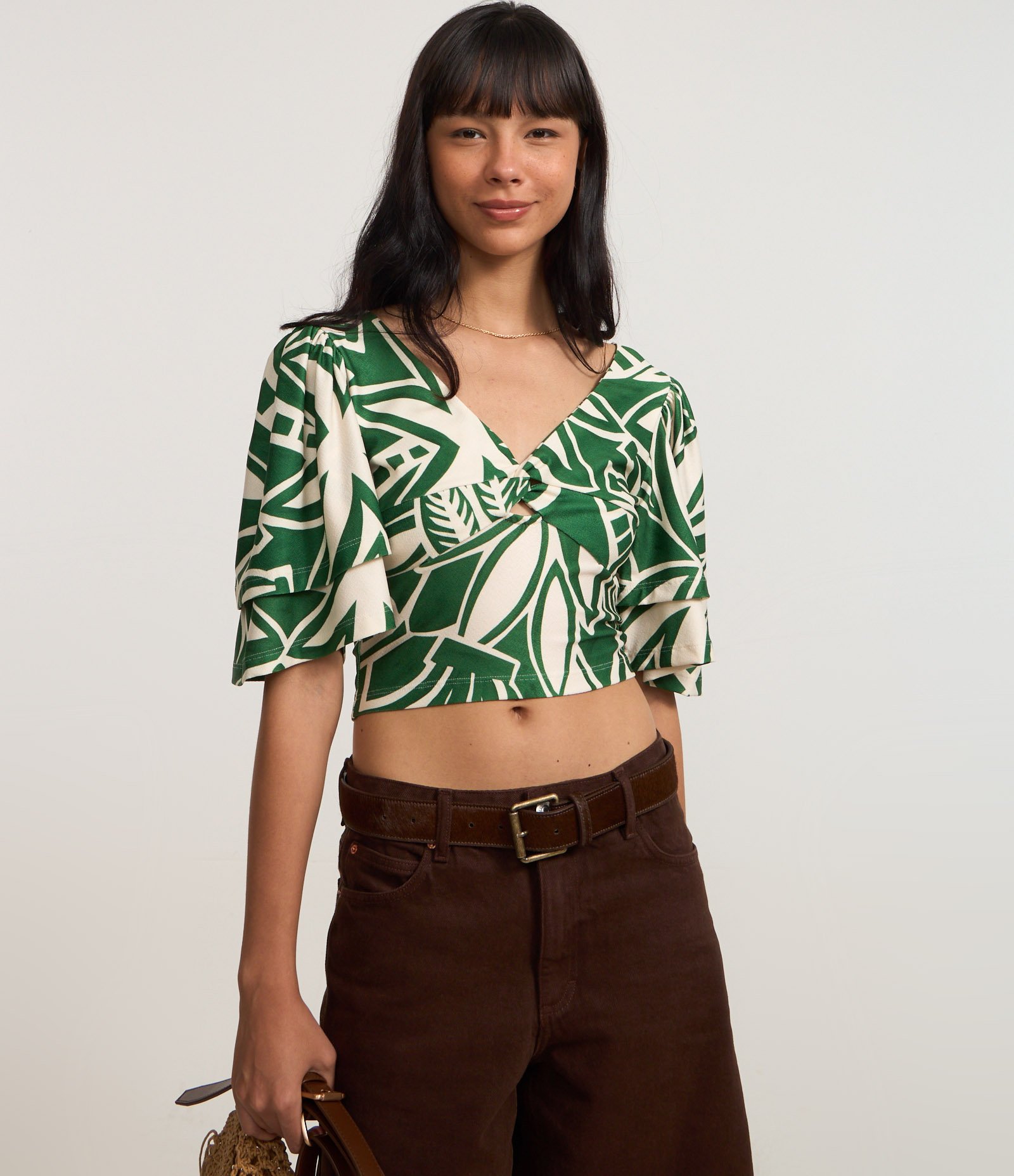 Blusa Cropped Texturizada com Busto Torcido e Estampa Folhagem Verde 3