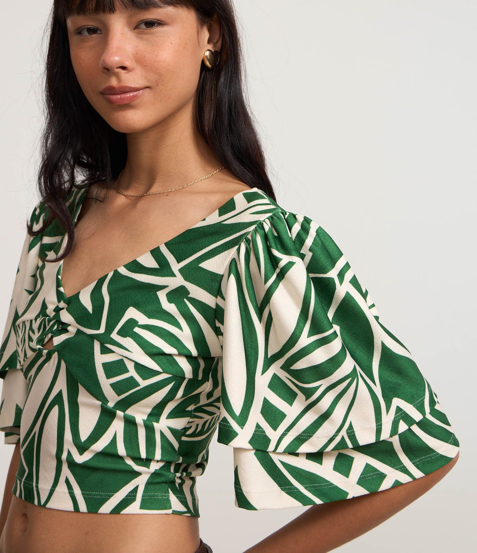 Blusa Cropped Texturizada com Busto Torcido e Estampa Folhagem Verde 4