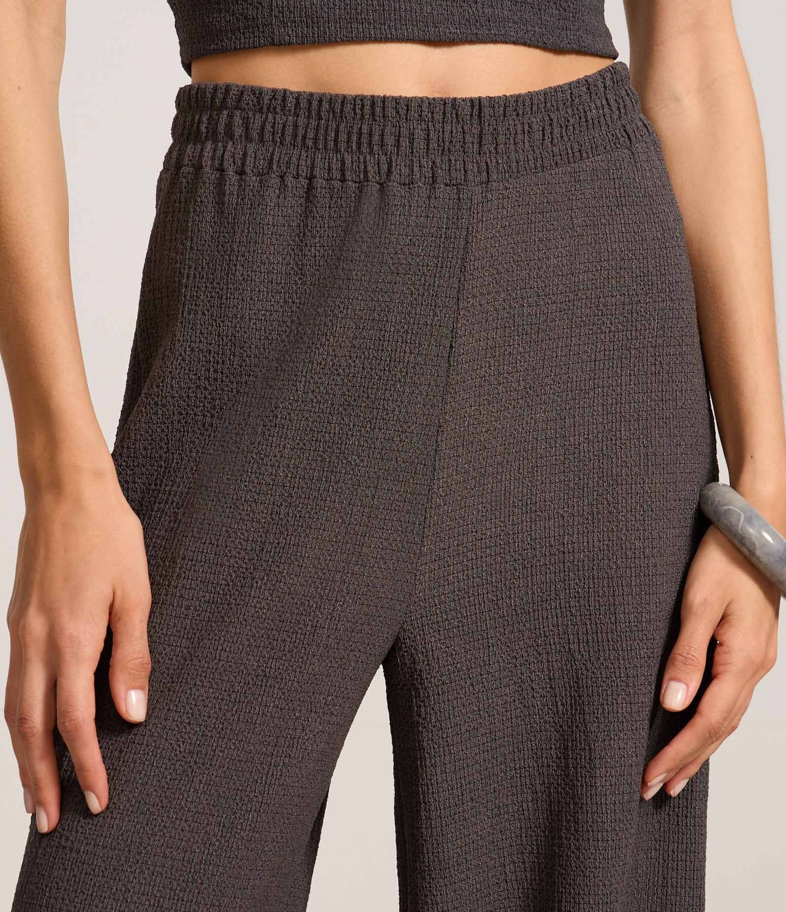 Calça Reta Texturizada com Cintura Alta Cinza 4