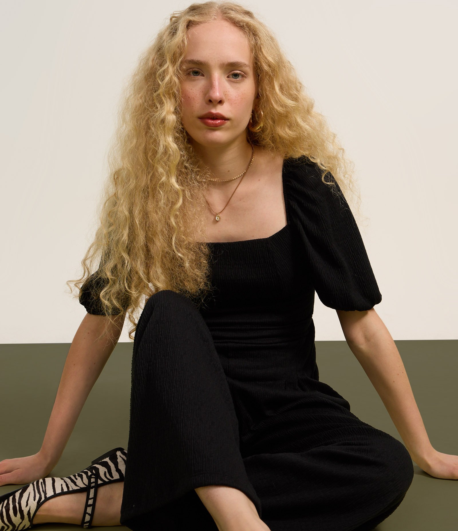 Macacão Wide Leg Texturizado com Manga Bufante Preto 4