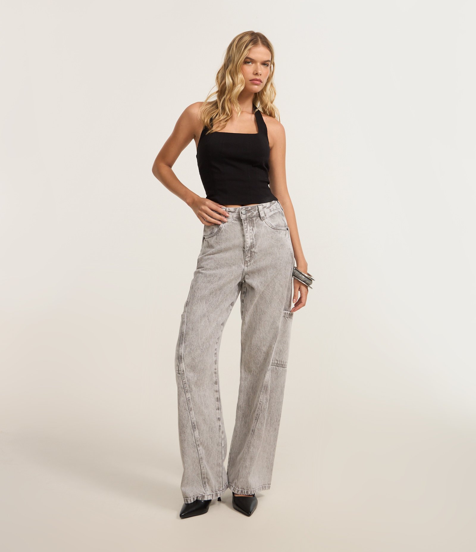 Calça Wide Leg em Jeans com Recorte Transversal e Bolso Cargo Cinza Claro 2