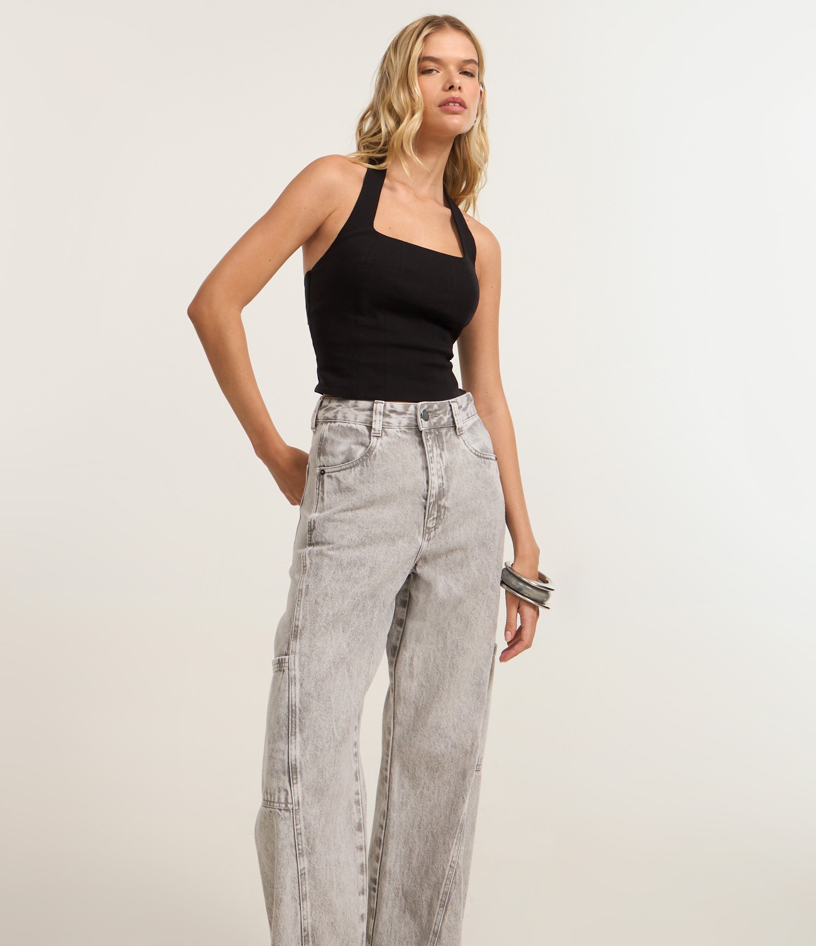 Calça Wide Leg em Jeans com Recorte Transversal e Bolso Cargo Cinza Claro 3