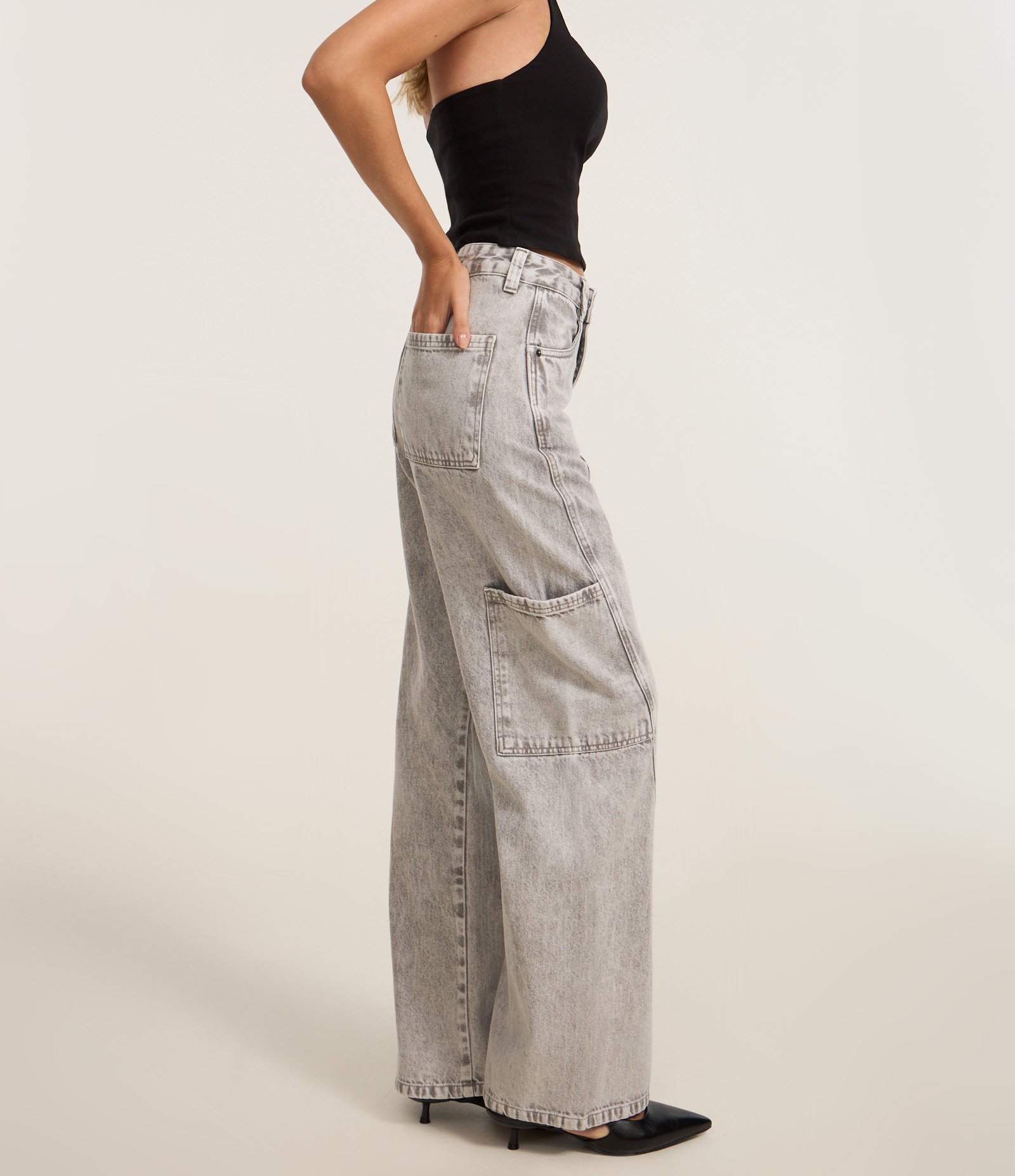 Calça Wide Leg em Jeans com Recorte Transversal e Bolso Cargo Cinza Claro 4