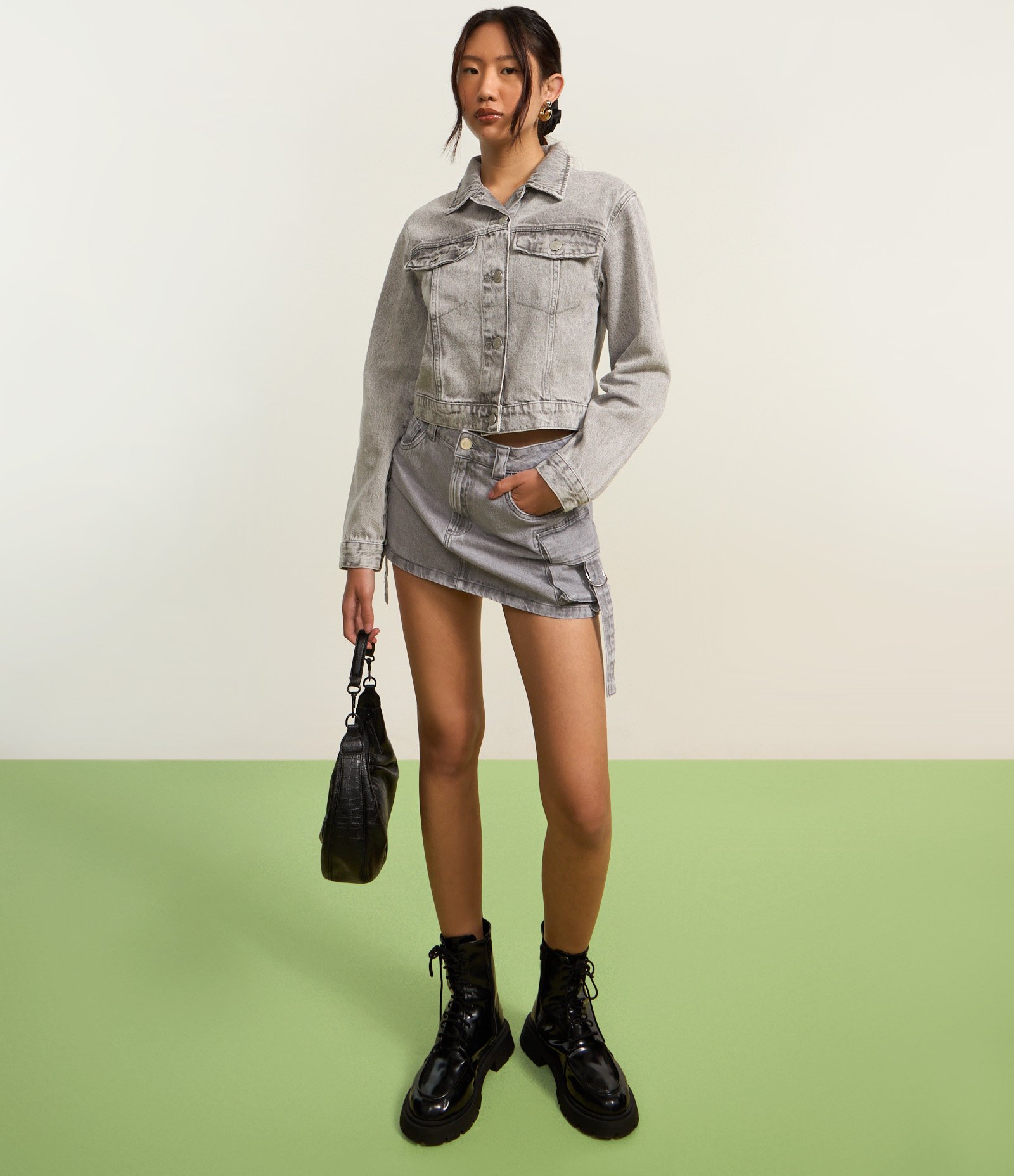 Mini Saia em Jeans Marmorizado com Bolso Cargo Afivelado Cinza 5