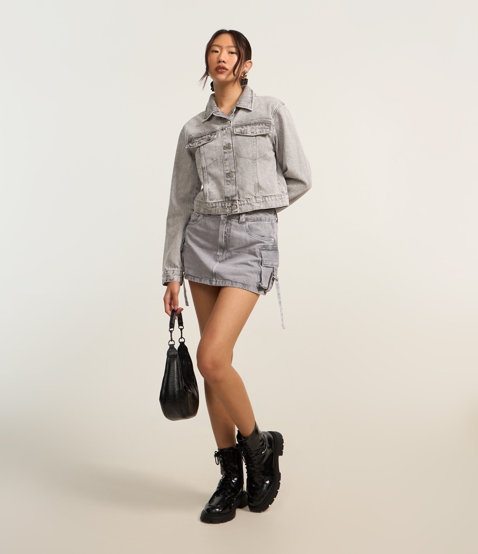 Mini Saia em Jeans Marmorizado com Bolso Cargo Afivelado Cinza 1