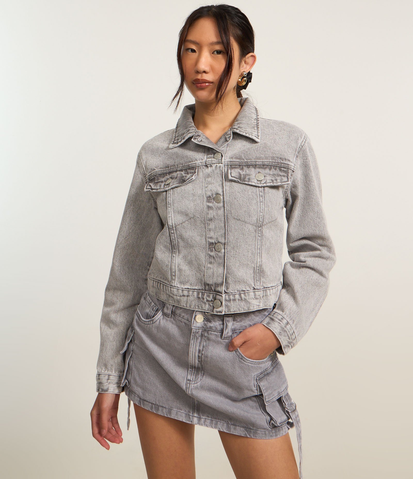 Mini Saia em Jeans Marmorizado com Bolso Cargo Afivelado Cinza 2