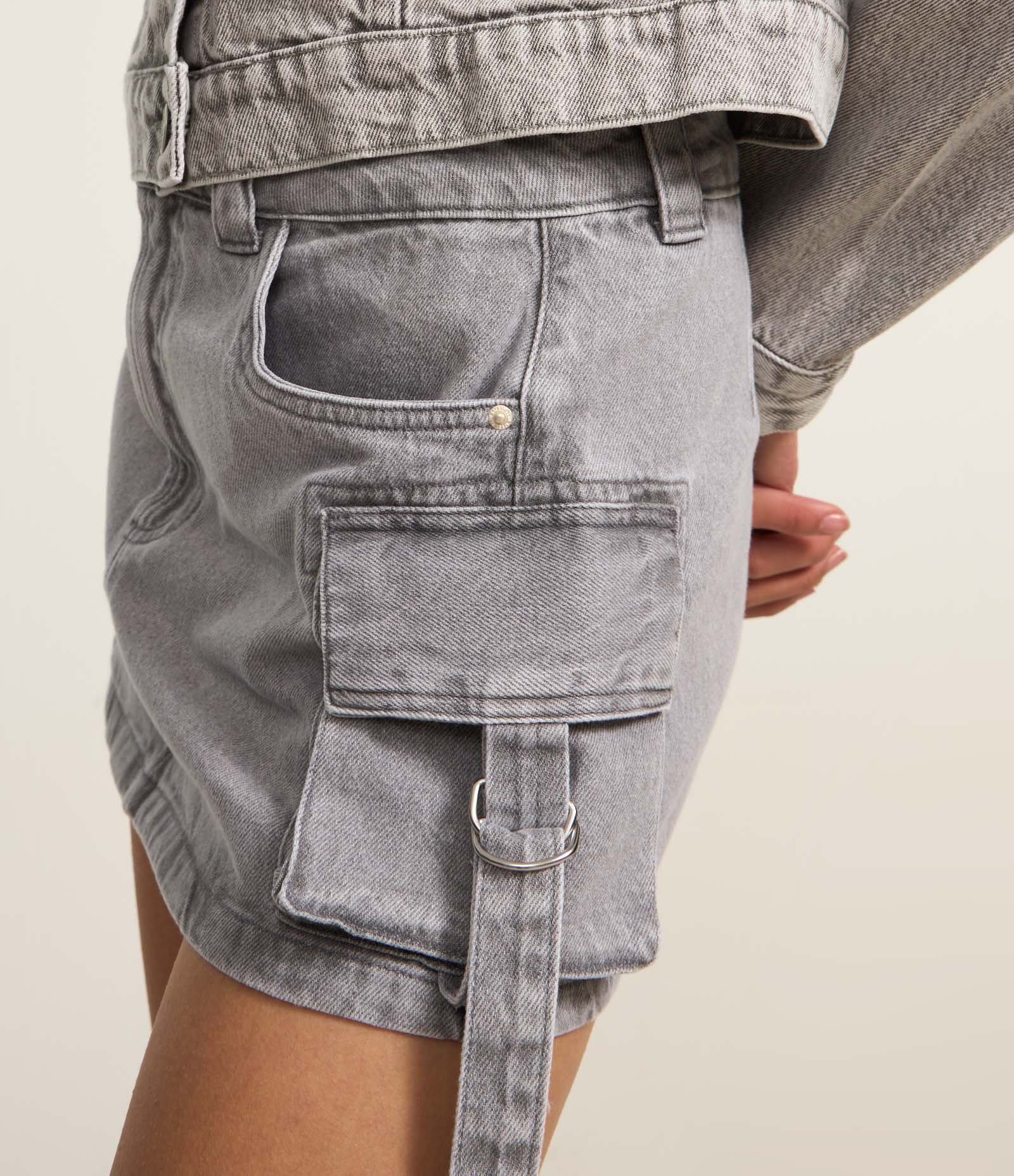 Mini Saia em Jeans Marmorizado com Bolso Cargo Afivelado Cinza 4