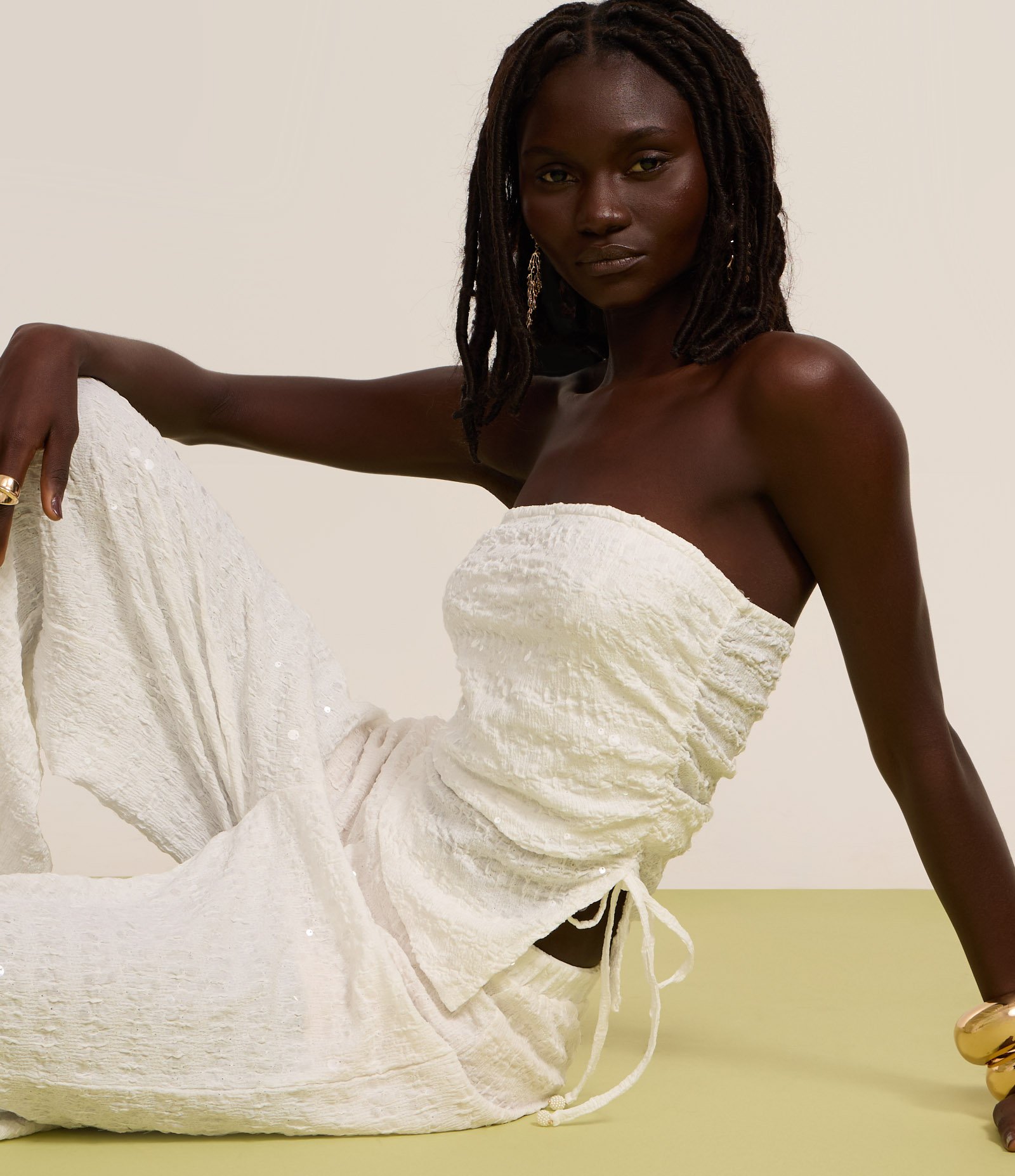 Top Tomara que Caia em Paetê com Colissê Lateral e Barra Assimétrica Branco 5