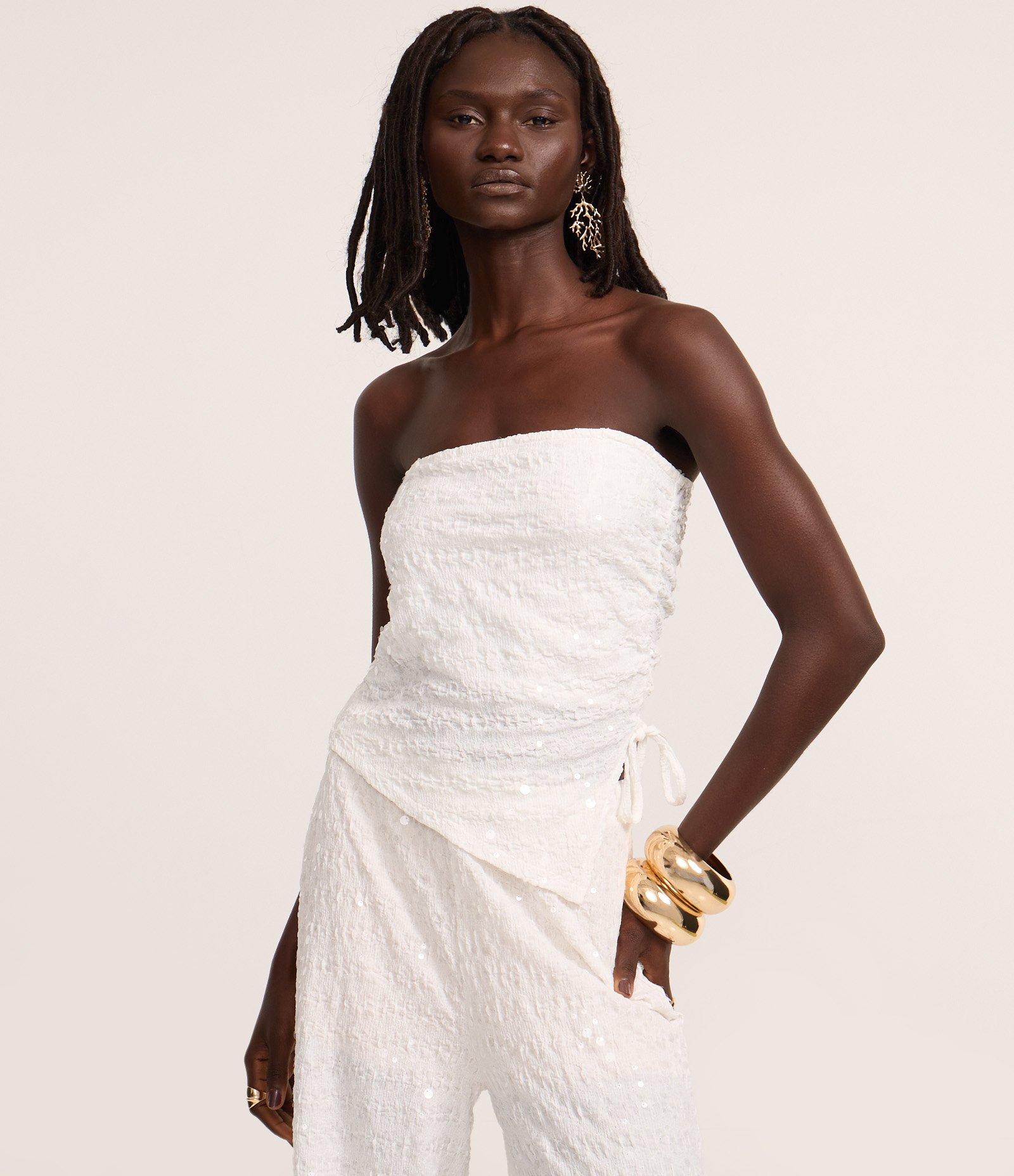 Top Tomara que Caia em Paetê com Colissê Lateral e Barra Assimétrica Branco 3