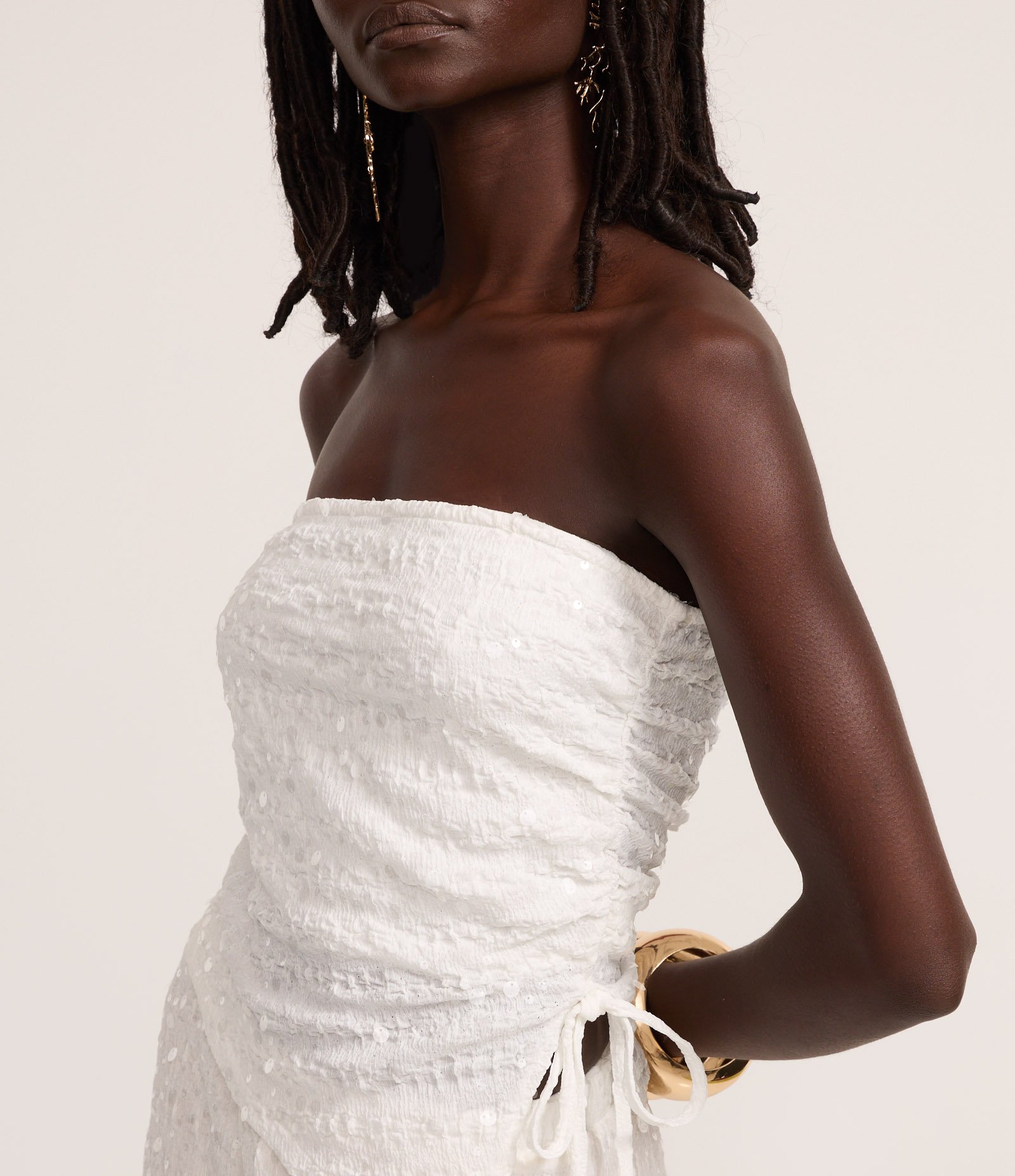 Top Tomara que Caia em Paetê com Colissê Lateral e Barra Assimétrica Branco 4