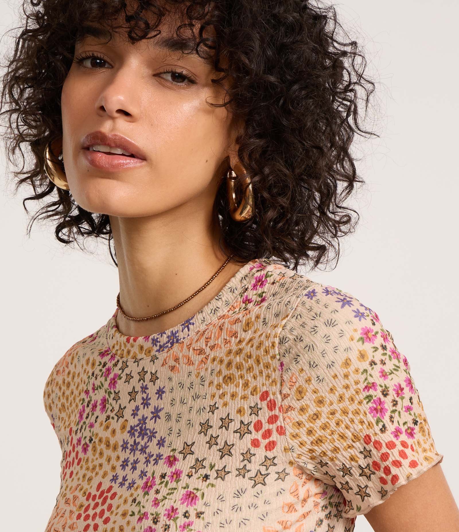 Blusa Texturizada com Estampa Floral e Frufru na Barra Bege 3