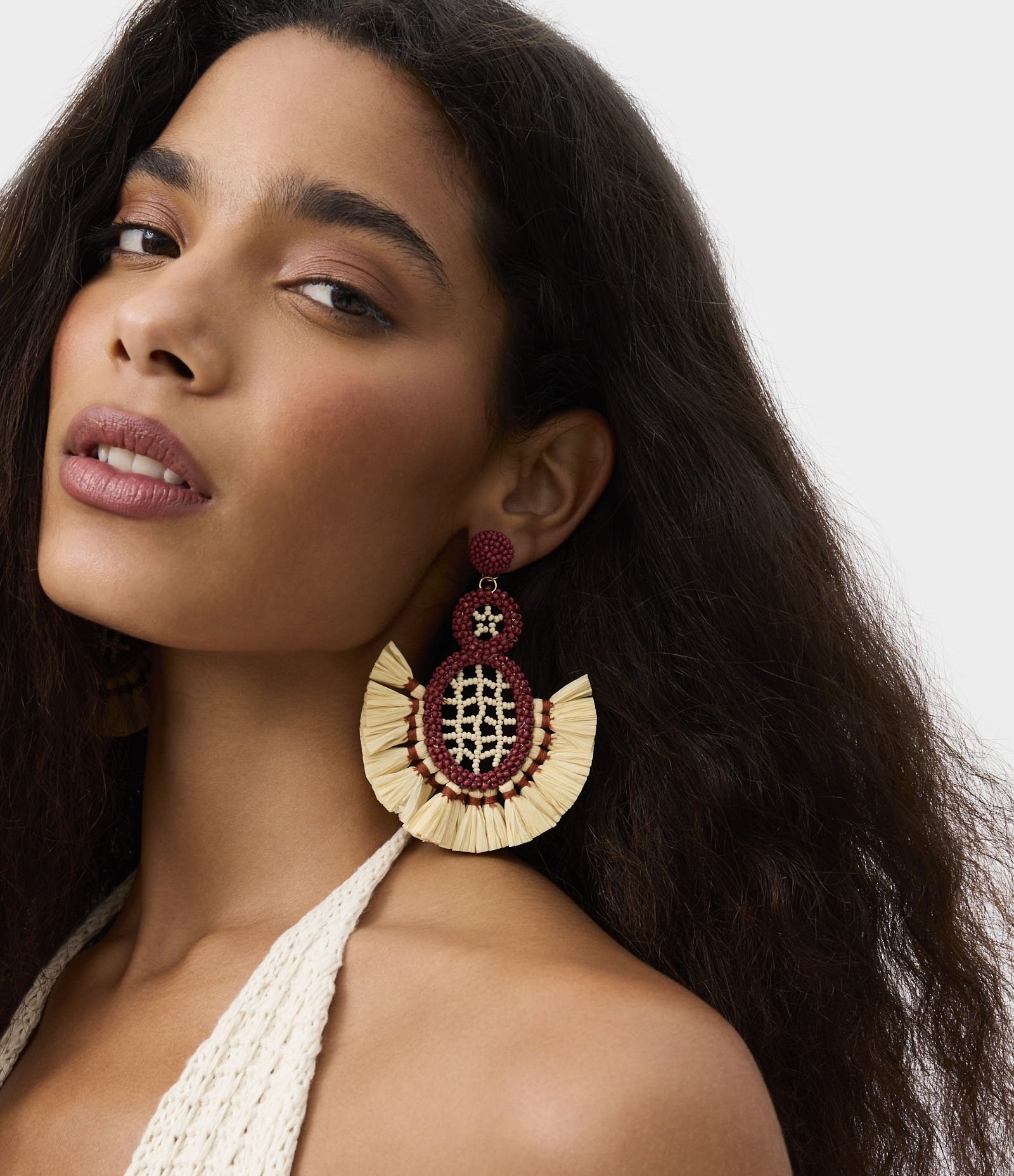 Brinco em Rafia e Miçangas com Formato Geométrico Bege 6