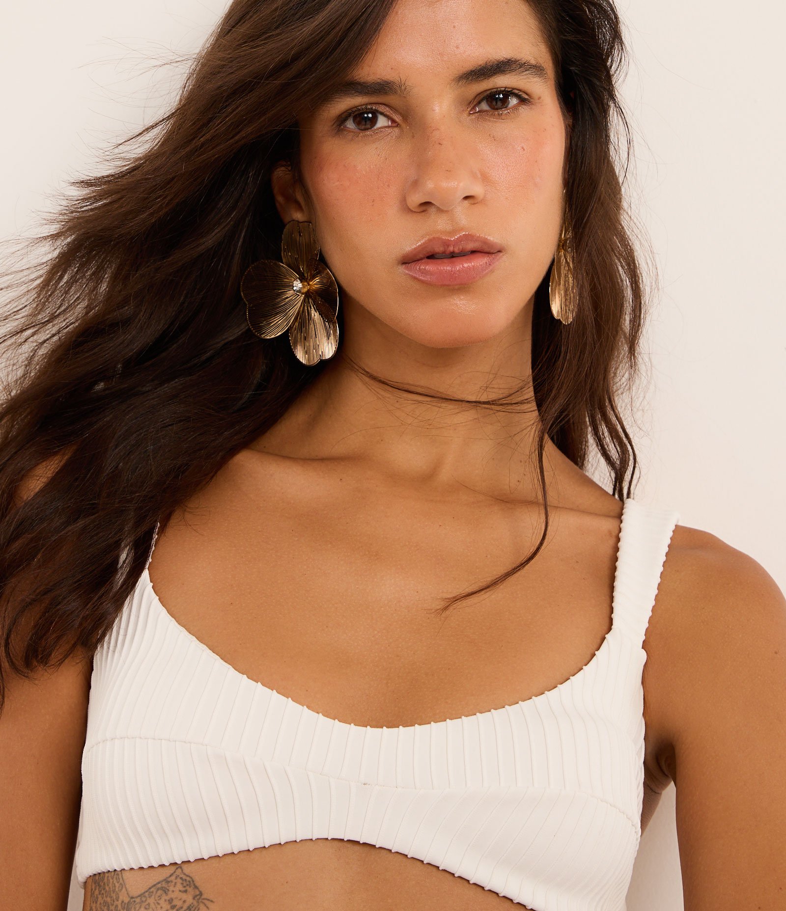 Biquíni Top Camisetinha em Microfibra Texturizada e Alças Grossas Branco 3