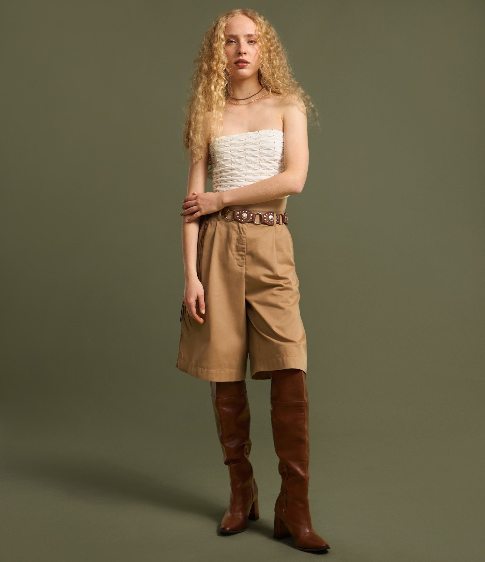 Bermuda Jorts em Sarja Alfaiatada com Pregas Bege 6