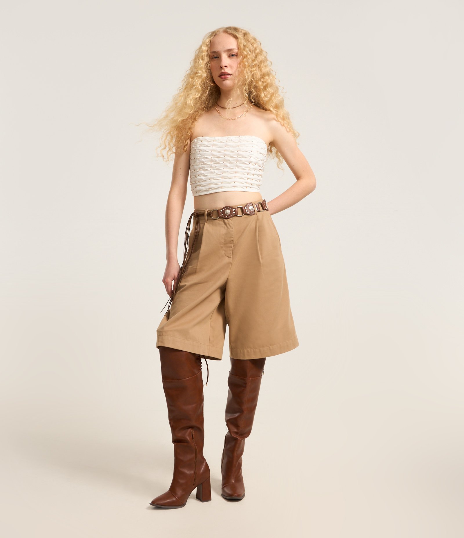 Bermuda Jorts em Sarja Alfaiatada com Pregas Bege 2